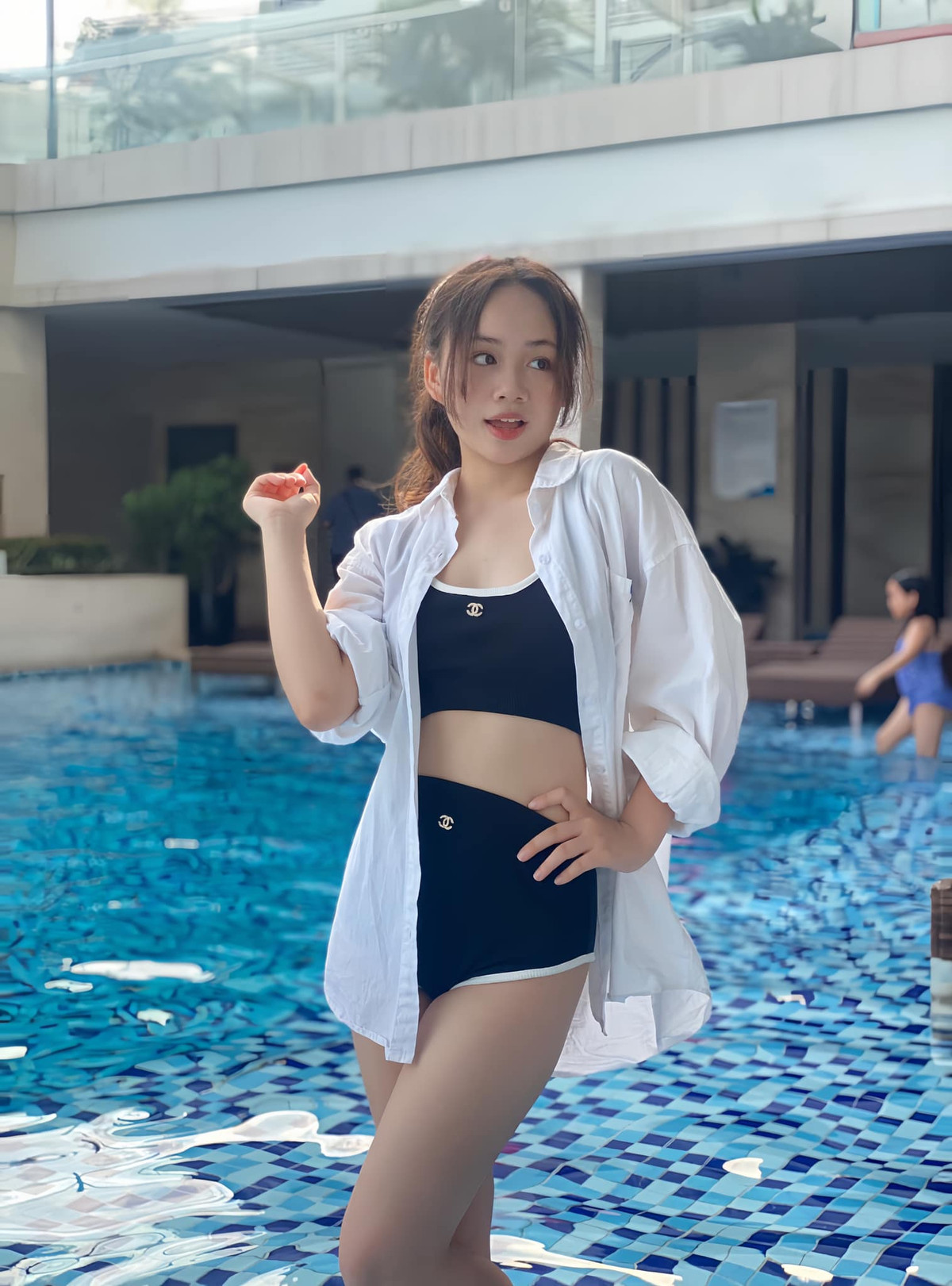 Cô bé ngày nào giờ đã trở thành một thiếu nữ xinh đẹp, với những đường nét thanh tú và nụ cười rạng rỡ. Ảnh: FB Hồng Nhung