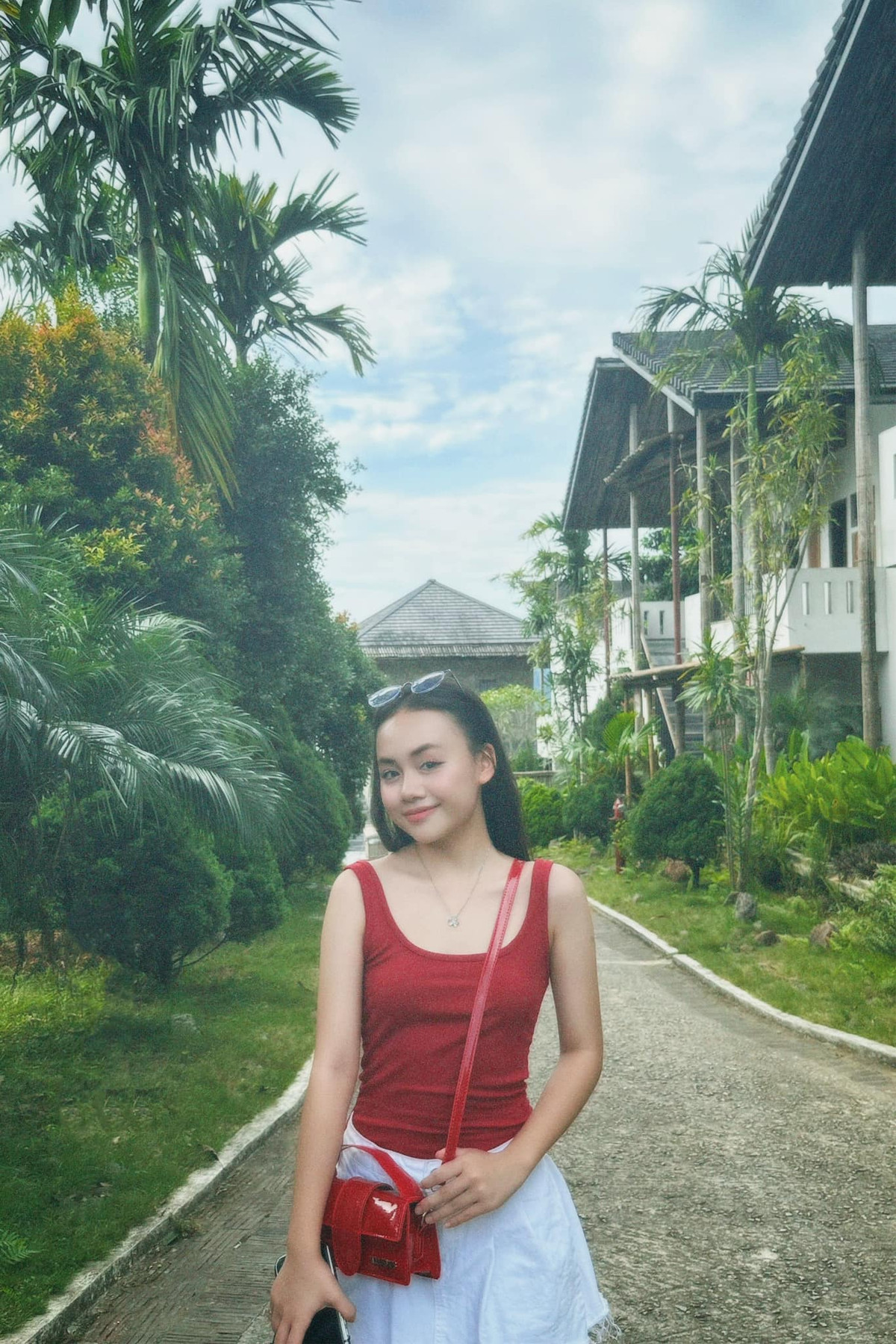 Bận rộn tham gia nghệ thuật nhưng Hồng Nhung luôn cố gắng dành thời gian cho học tập. Ảnh: FB Hồng Nhung