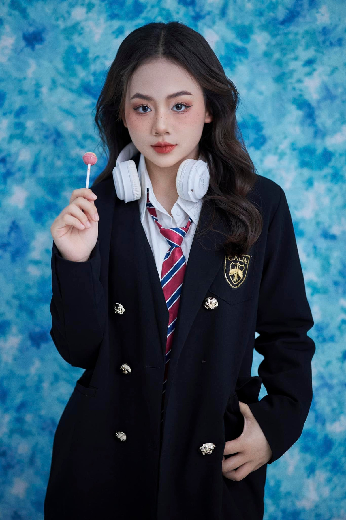 Cô bé sớm tham gia phim truyền hình từ khi còn nhỏ với những vai diễn như: Nguyên An lúc nhỏ trong Cả một đời ân oán, vai bé Bống - con gái Cúc trong phim Những cô gái trong thành phố, vai Huệ lúc nhỏ trong Về nhà đi con, vai Vân Khánh hồi nhỏ phim Thương ngày nắng về... Ảnh: FB Hồng Nhung