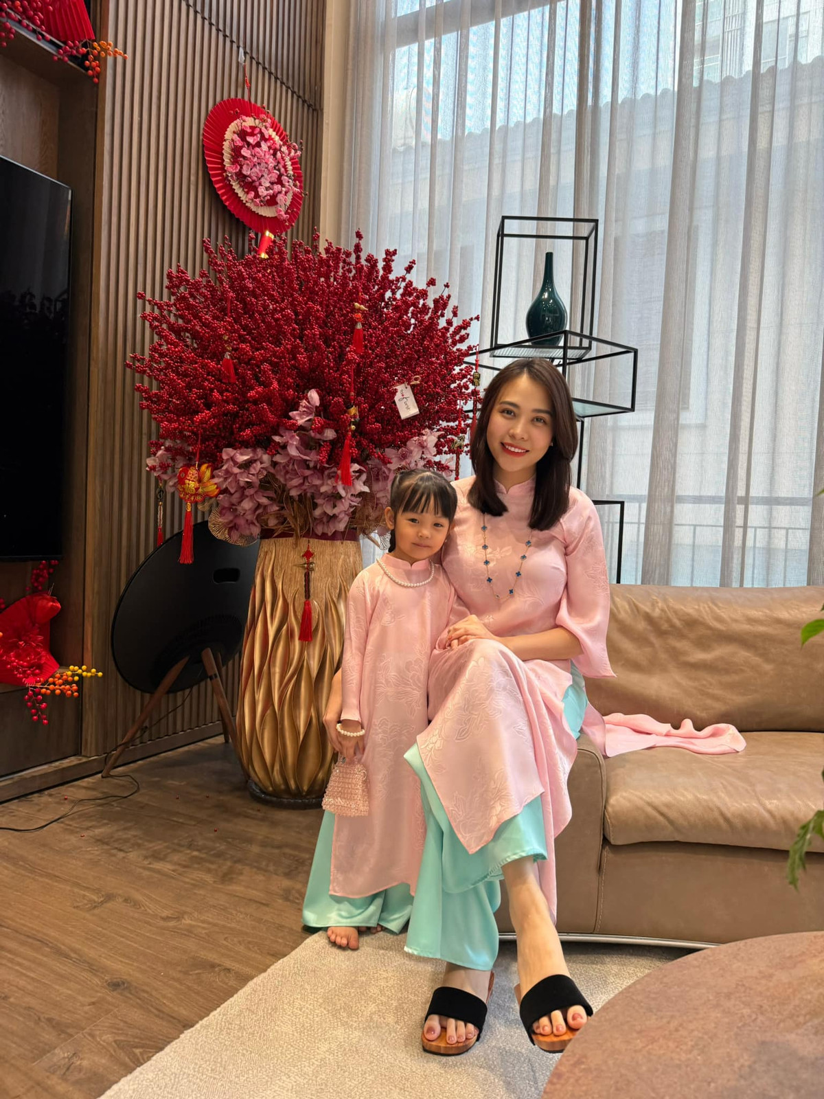 Không chỉ sở hữu vẻ ngoài bụ bẫm, đáng yêu, cô bé còn gây ấn tượng bởi tính cách lém lỉnh, lanh lợi. Ảnh: FB Đàm Thu Trang