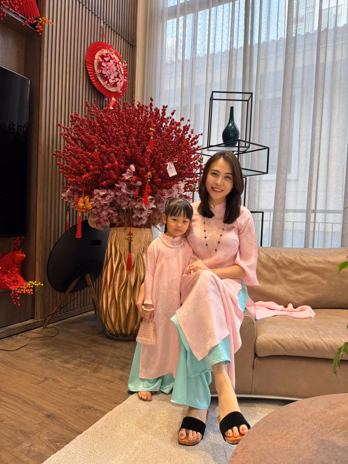 Không chỉ sở hữu vẻ ngoài bụ bẫm, đáng yêu, cô bé còn gây ấn tượng bởi tính cách lém lỉnh, lanh lợi. Ảnh: FB Đàm Thu Trang