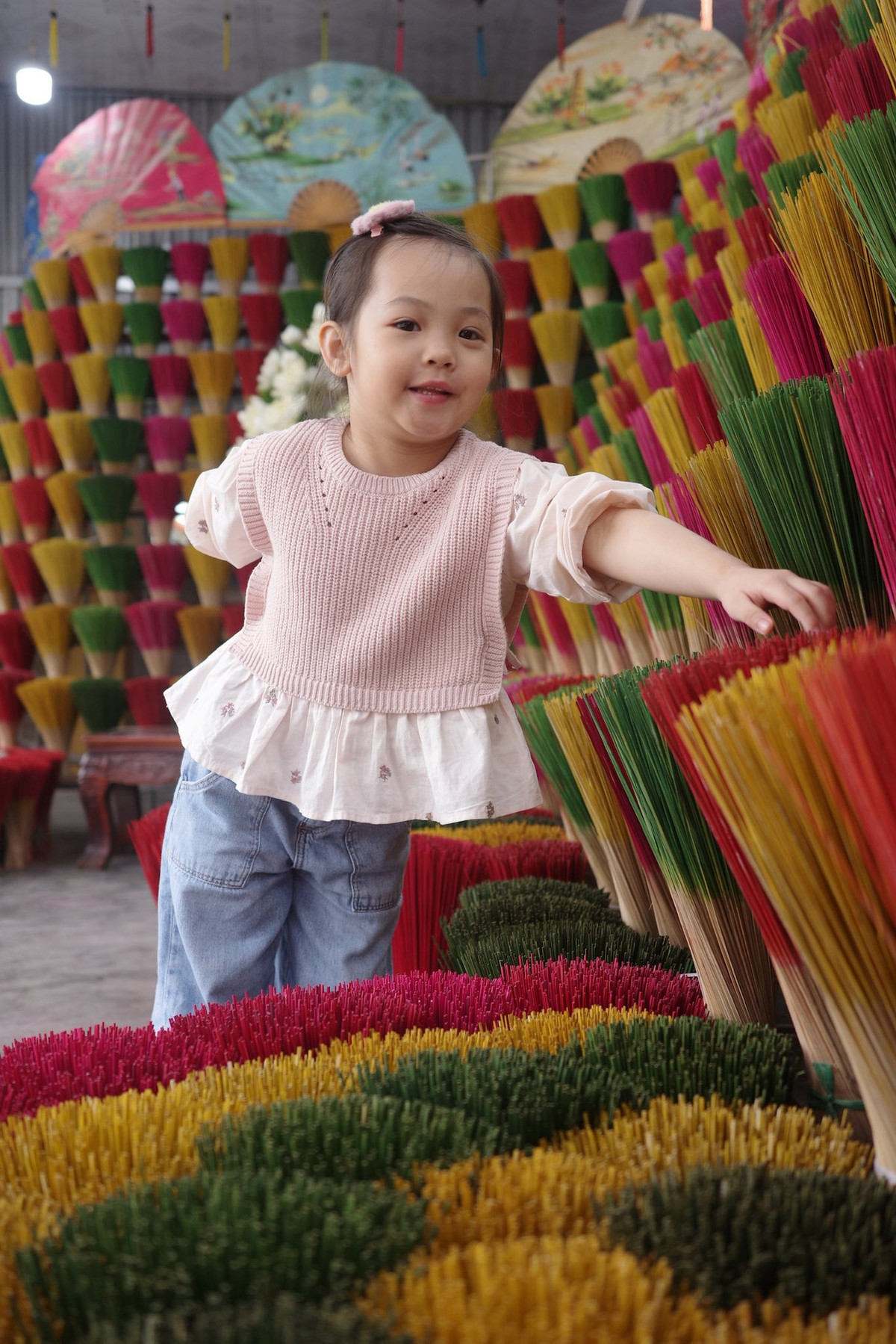 Dưới ống kính của mẹ, Suchin tự tin tạo dáng, biểu cảm đáng yêu. Ảnh: FB Đàm Thu Trang