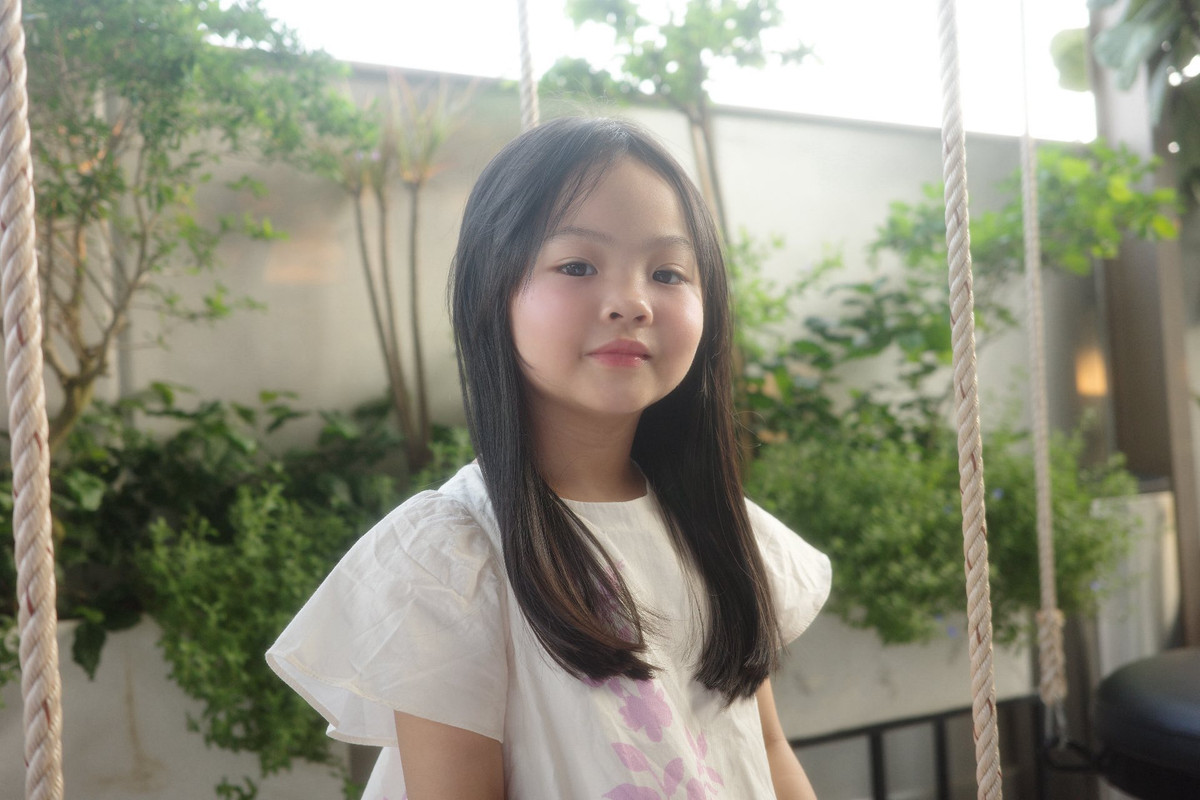 Đa số bình luận khen nhóc tì càng lớn càng ra dáng "mỹ nhân nhí". Ảnh: FB Đàm Thu Trang