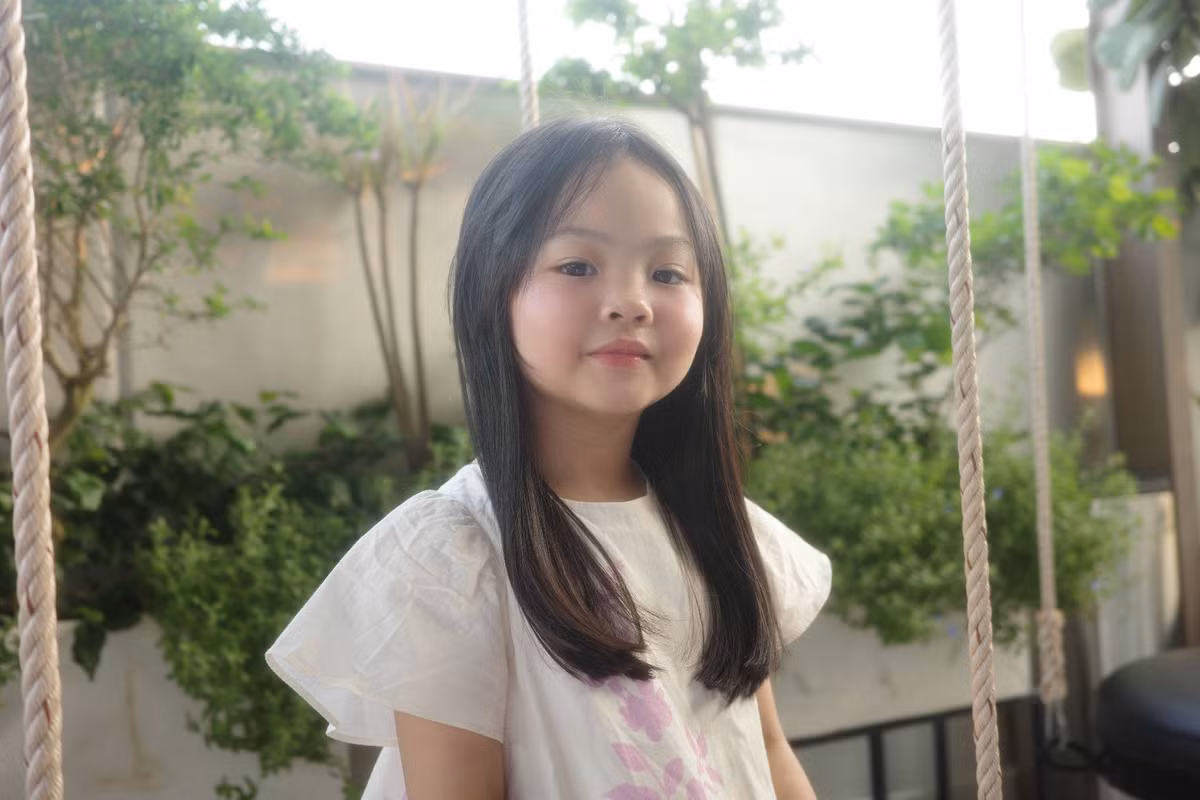 Đa số bình luận khen nhóc tì càng lớn càng ra dáng "mỹ nhân nhí". Ảnh: FB Đàm Thu Trang