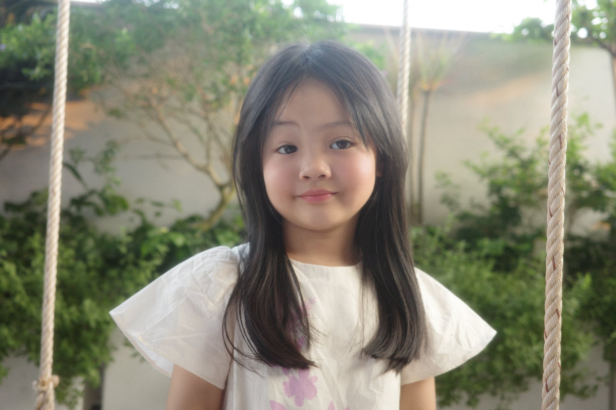 Trong bộ ảnh mới nhất, Suchin khiến nhiều người ngỡ ngàng trước sự thay đổi ở mái tóc. Thay vì những kiểu tóc thường thấy, cô bé được mẹ tạo cho mái tóc dài đen nhánh, suôn mượt, kết hợp cùng mái thưa "chuẩn Hàn". Ảnh: FB Đàm Thu Trang