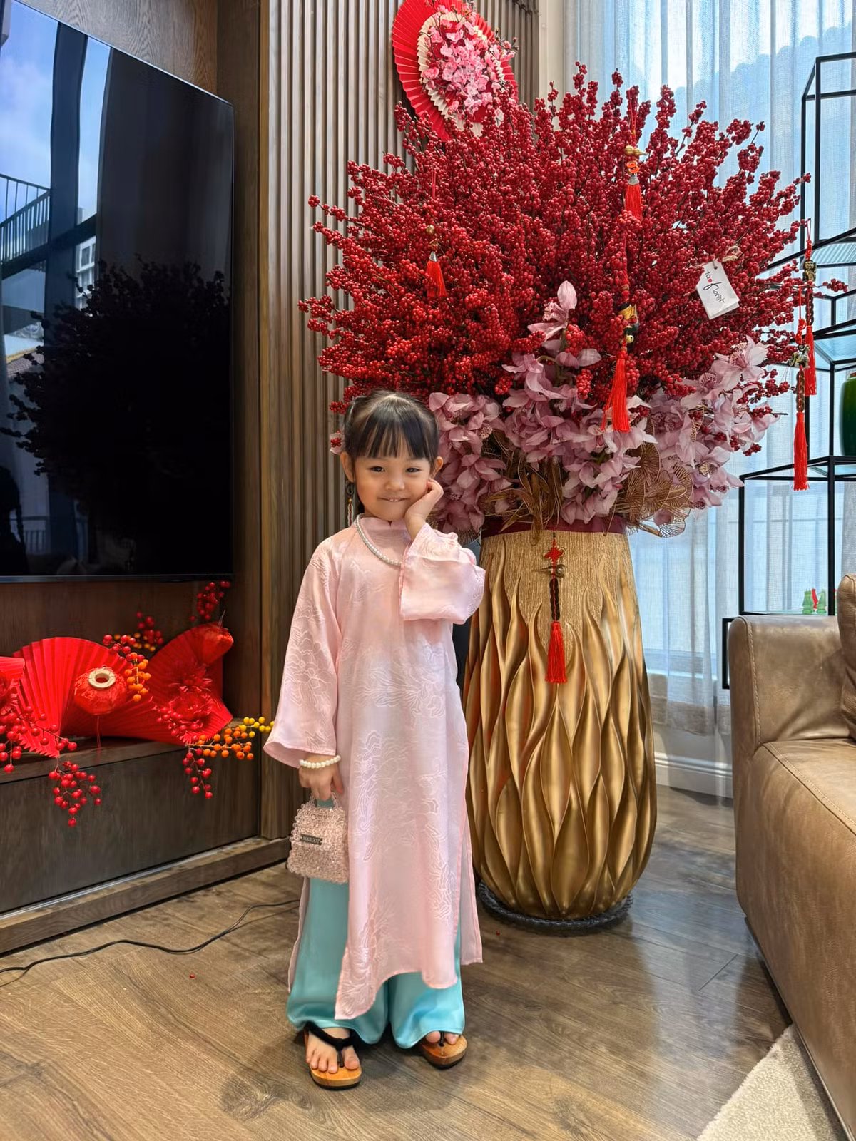 Càng lớn, nhóc tì càng thể hiện sự ngoan ngoãn, lễ phép và ra dáng một chị ba mẫu mực trong gia đình. Ảnh: FB Đàm Thu Trang