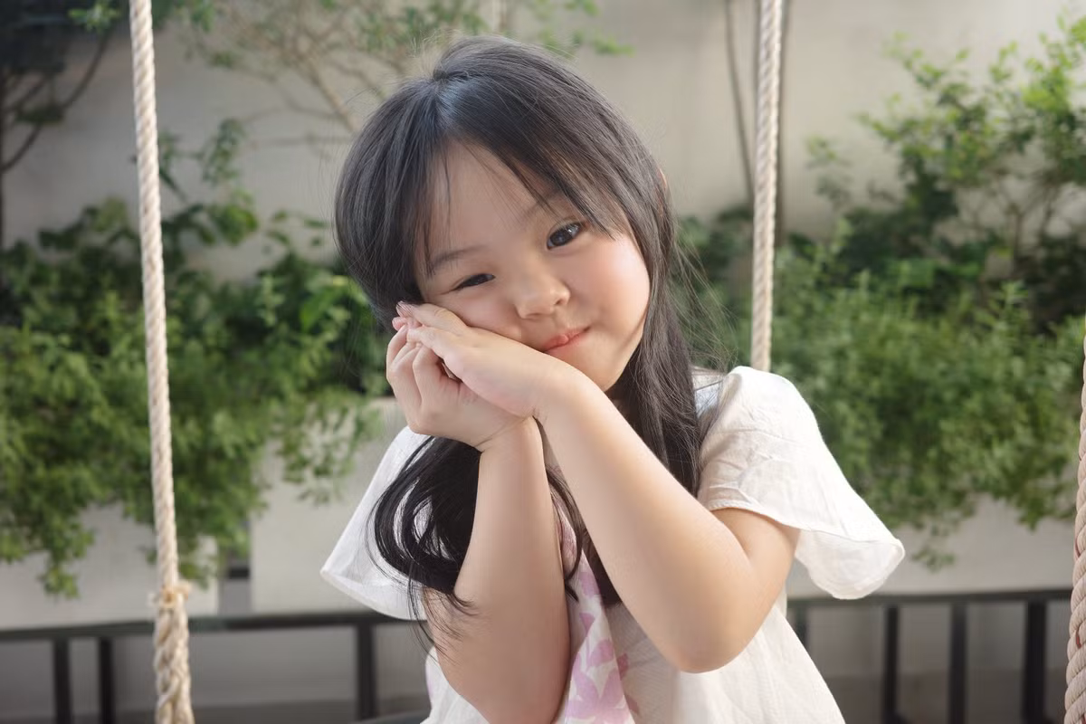 Con gái Đàm Thu Trang khoe vẻ dịu dàng dưới ống kính của mẹ, tạo dáng ngộ nghĩnh. Ảnh: FB Đàm Thu Trang