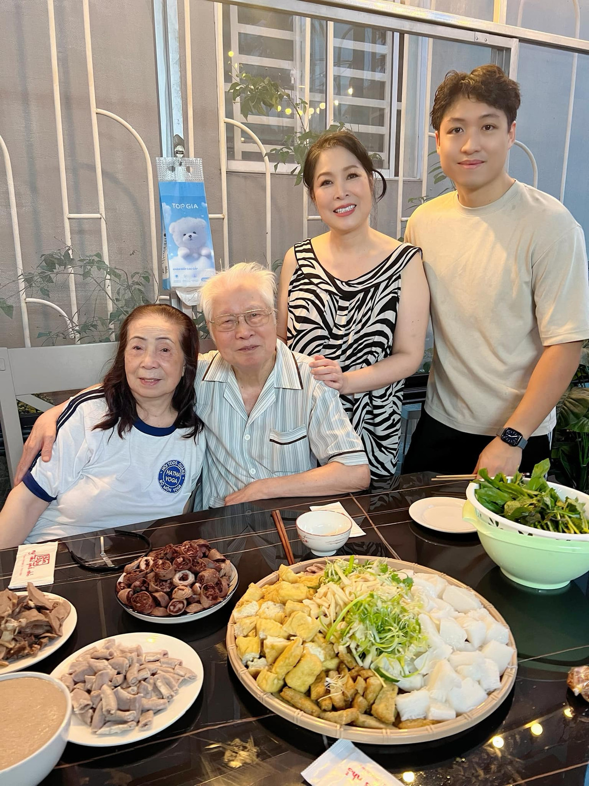 NSND Hồng Vân khoe ảnh rạng rỡ bên bố mẹ và con trai. Ảnh: FB Hồng Vân