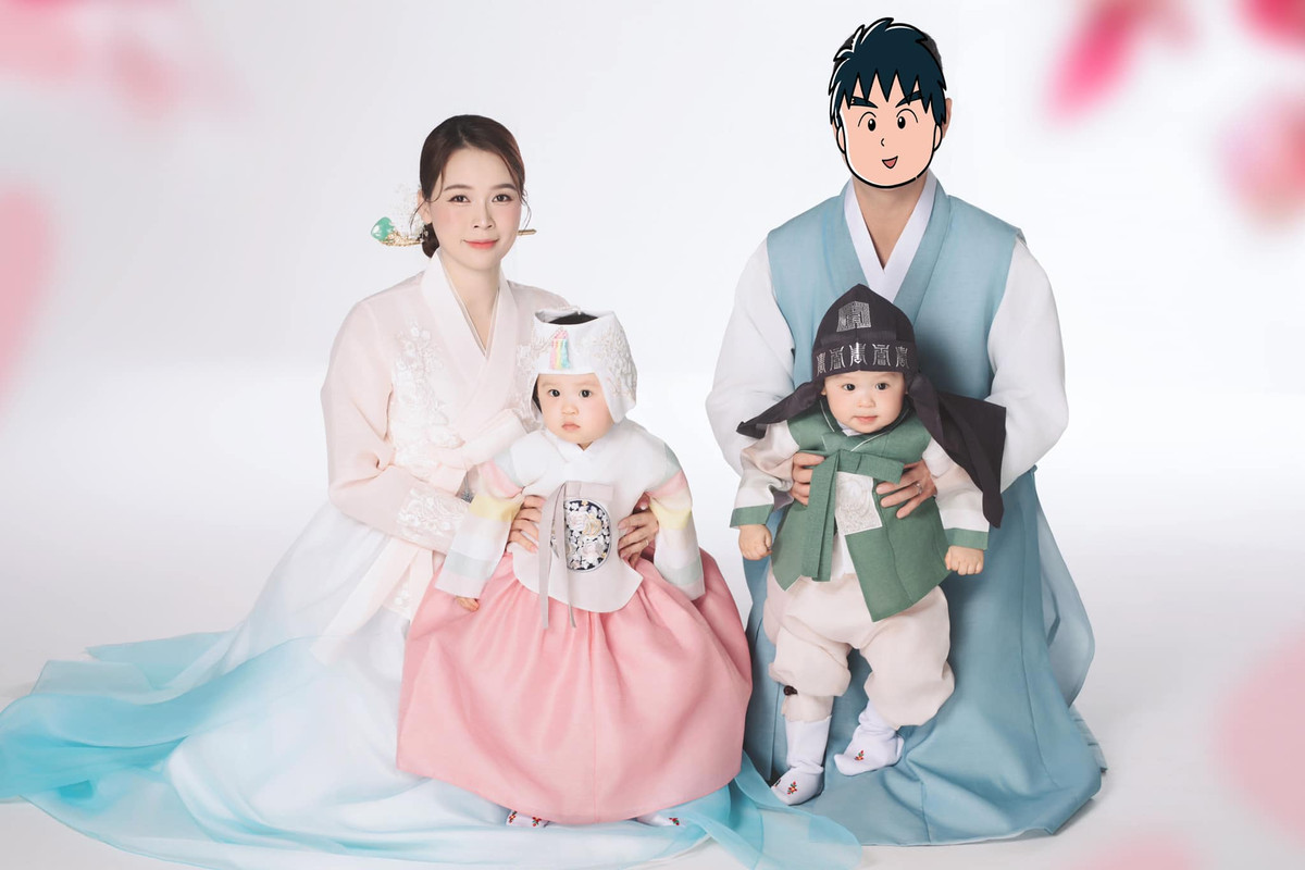 Đăng ảnh cả gia đình diện trang phục truyền thống Hàn Quốc, Sam vẫn quyết định giấu kín mặt ông xã. Ảnh: FB Sam