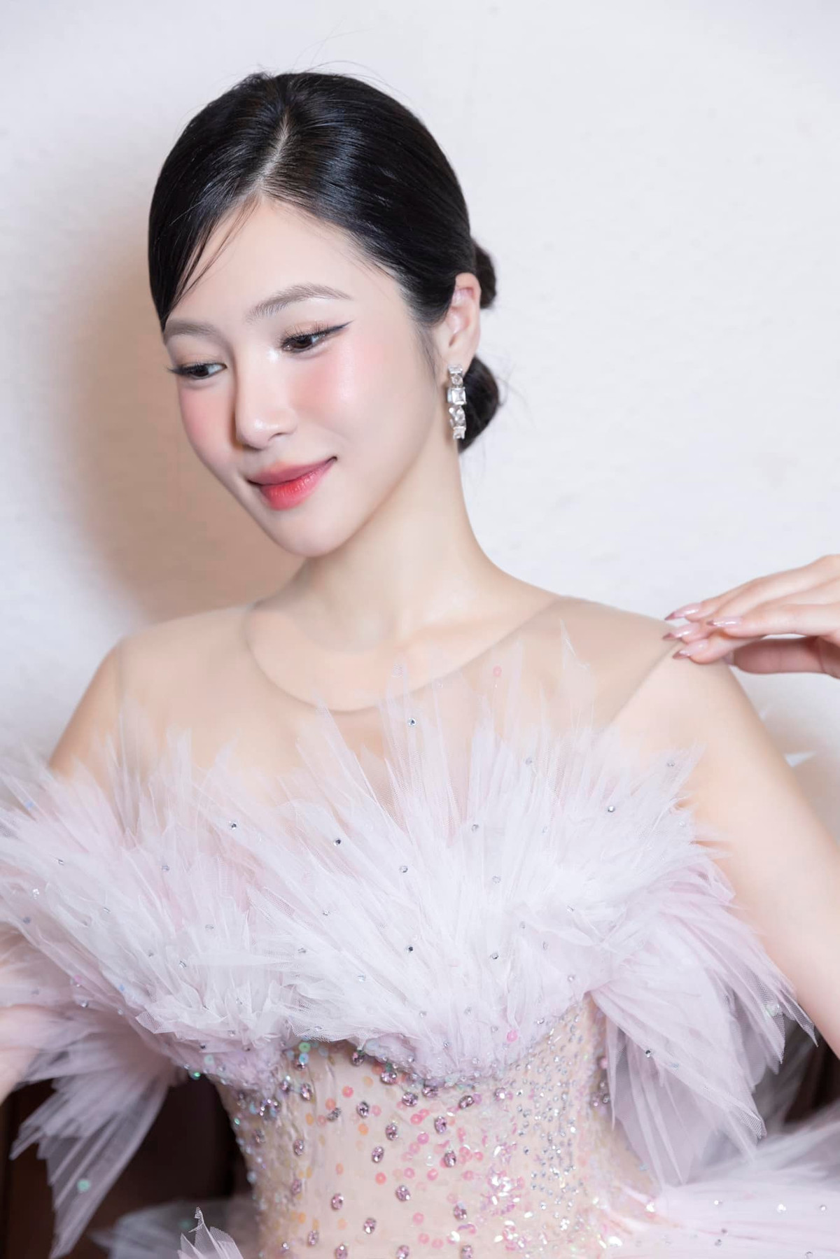 Ca sĩ Hương Tràm khoe hình ảnh xinh đẹp như công chúa, cô nhắn nhủ: "Tràm tin rằng khi phụ nữ tự tin vào bản thân là lúc họ xinh đẹp nhất! Phụ nữ mình ơi, hãy nhớ rằng mỗi chúng ta đều mang nét đẹp riêng, nên phải luôn biết tự chăm sóc mình để mỗi ngày là phiên bản tốt nhất nhé!". Ảnh: FB Hương Tràm Phạm