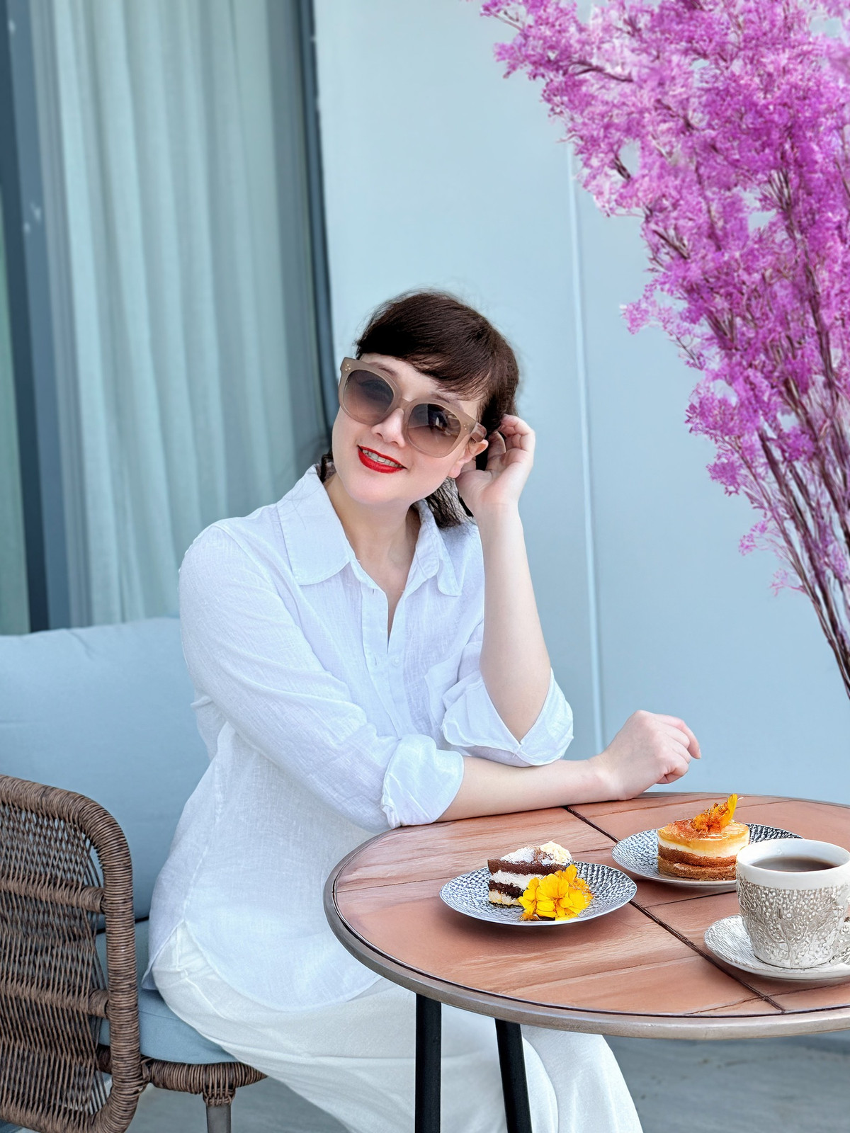 Nghệ sĩ Vân Dung diện outfit màu trắng trẻ trung. Ảnh: FB Vân Dung