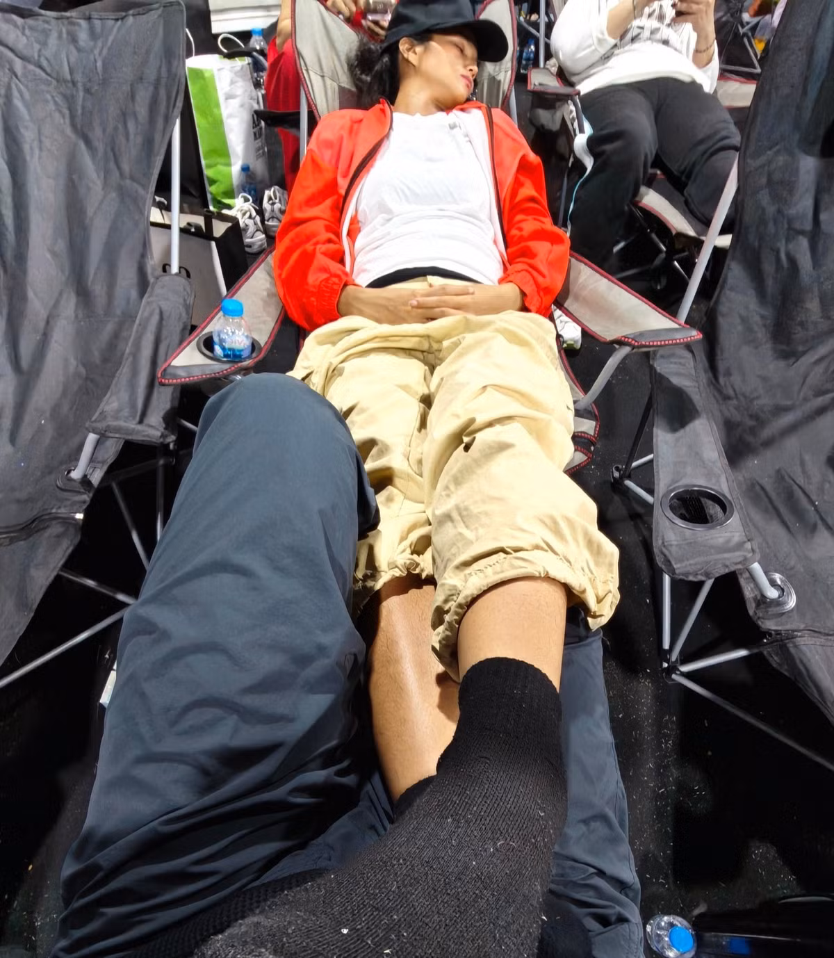 Ông xã đồng hành cùng H'Hen Niê khi đi tập cho concert "Chị đẹp". Thấy bà xã ngủ vùi trong hậu trường vì mệt, nhiếp ảnh gia Tuấn Khôi vừa ngắm vợ ngủ vừa bày tỏ thấy thương vợ. Ảnh: FB Nguyễn Tuấn Khôi