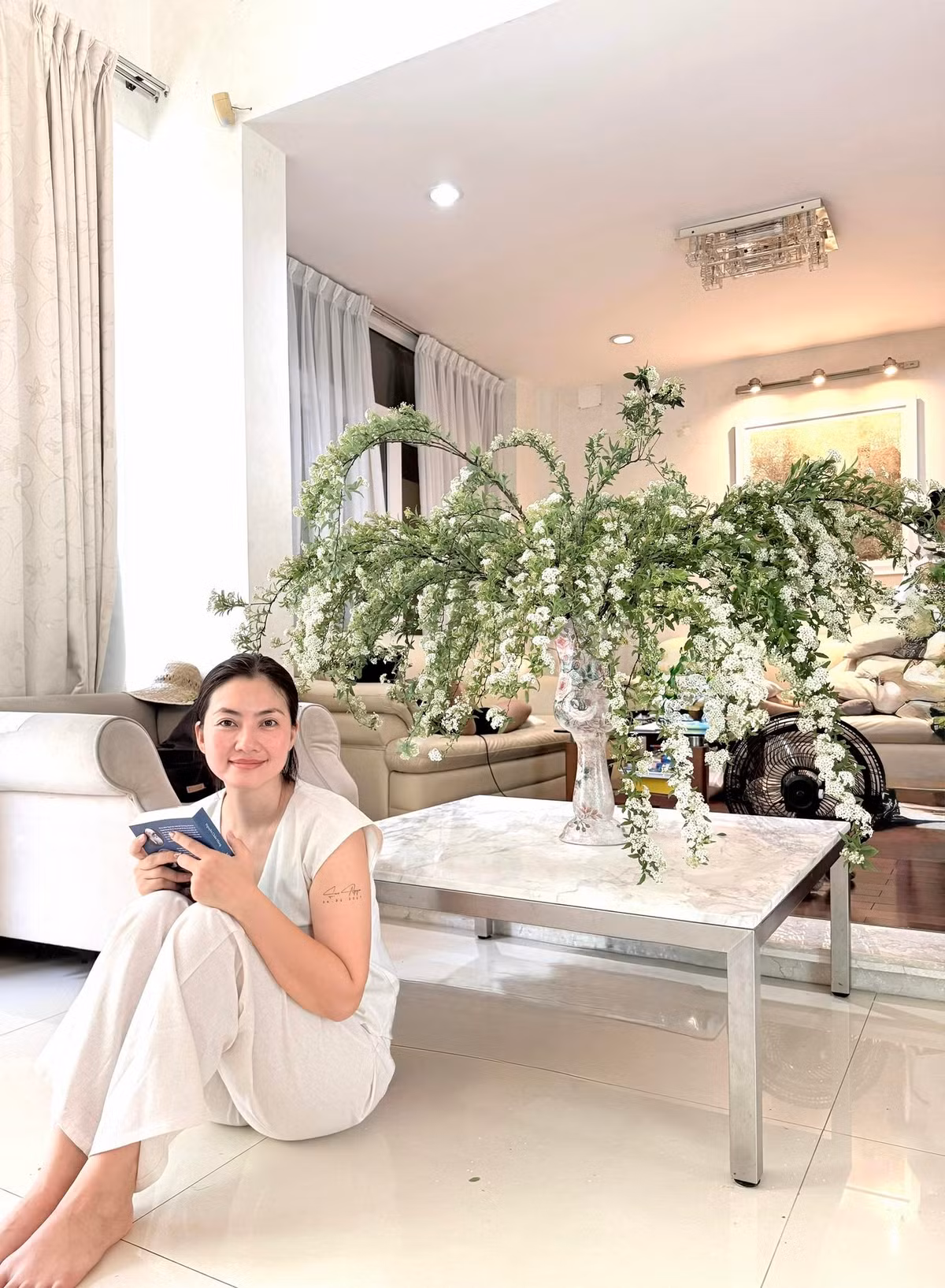 Diễn viên Ngọc Lan đọc sách ngày cuối tuần. Ảnh: FB Ngọc Lan Nguyễn