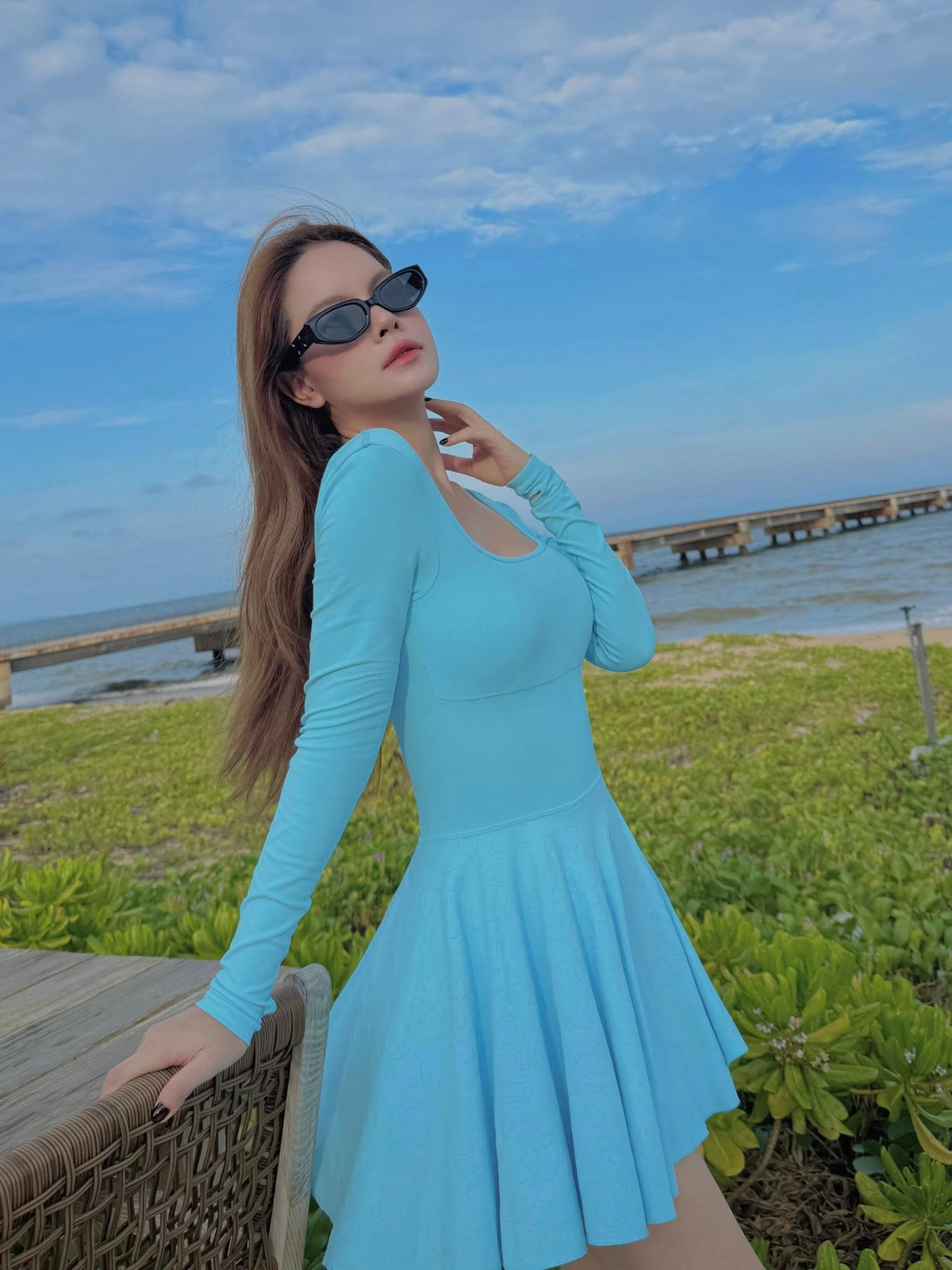 Ca sĩ Phạm Quỳnh Anh tranh thủ hưởng khí trời ở biển. Ảnh: FB Phạm Quỳnh Anh