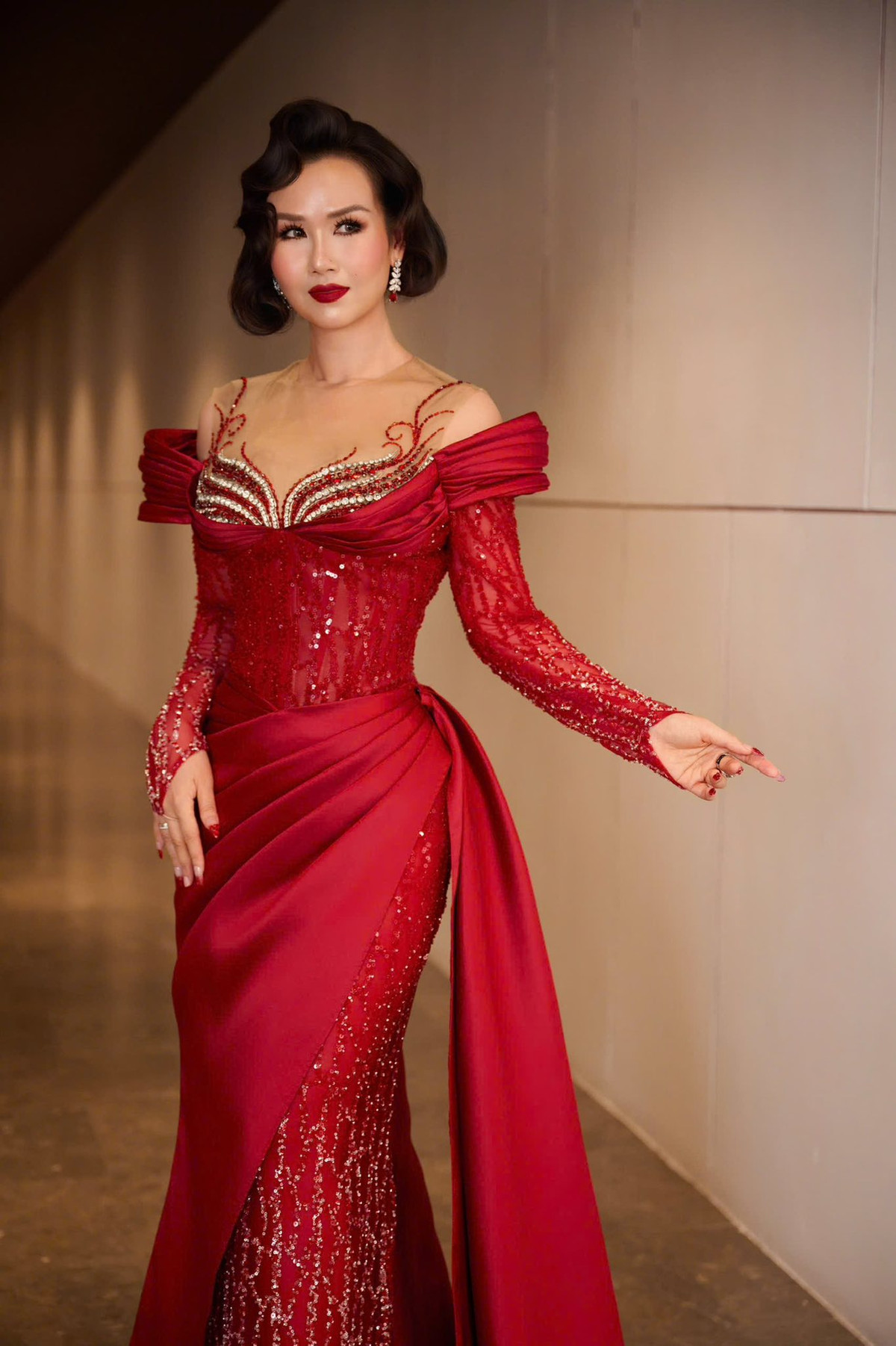 Ca sĩ Võ Hạ Trâm diện váy dạ hội màu đỏ, có thiết kế trễ vai đi sự kiện. Ảnh: FB Võ Hạ Trâm