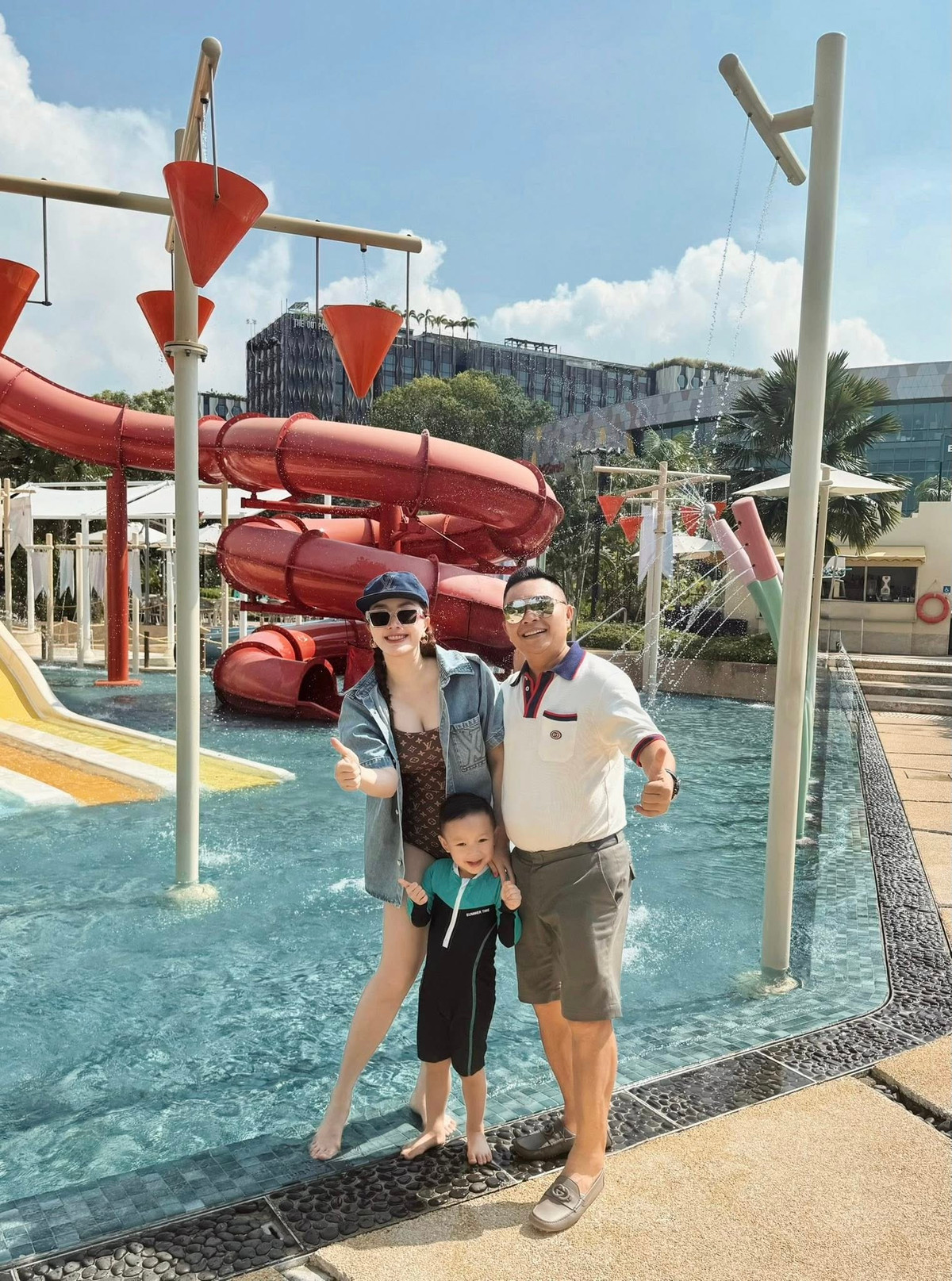 Vợ chồng ca sĩ Bảo Thy đưa quý tử sang Singapore nghỉ hè. Ảnh: FB Bảo Thy