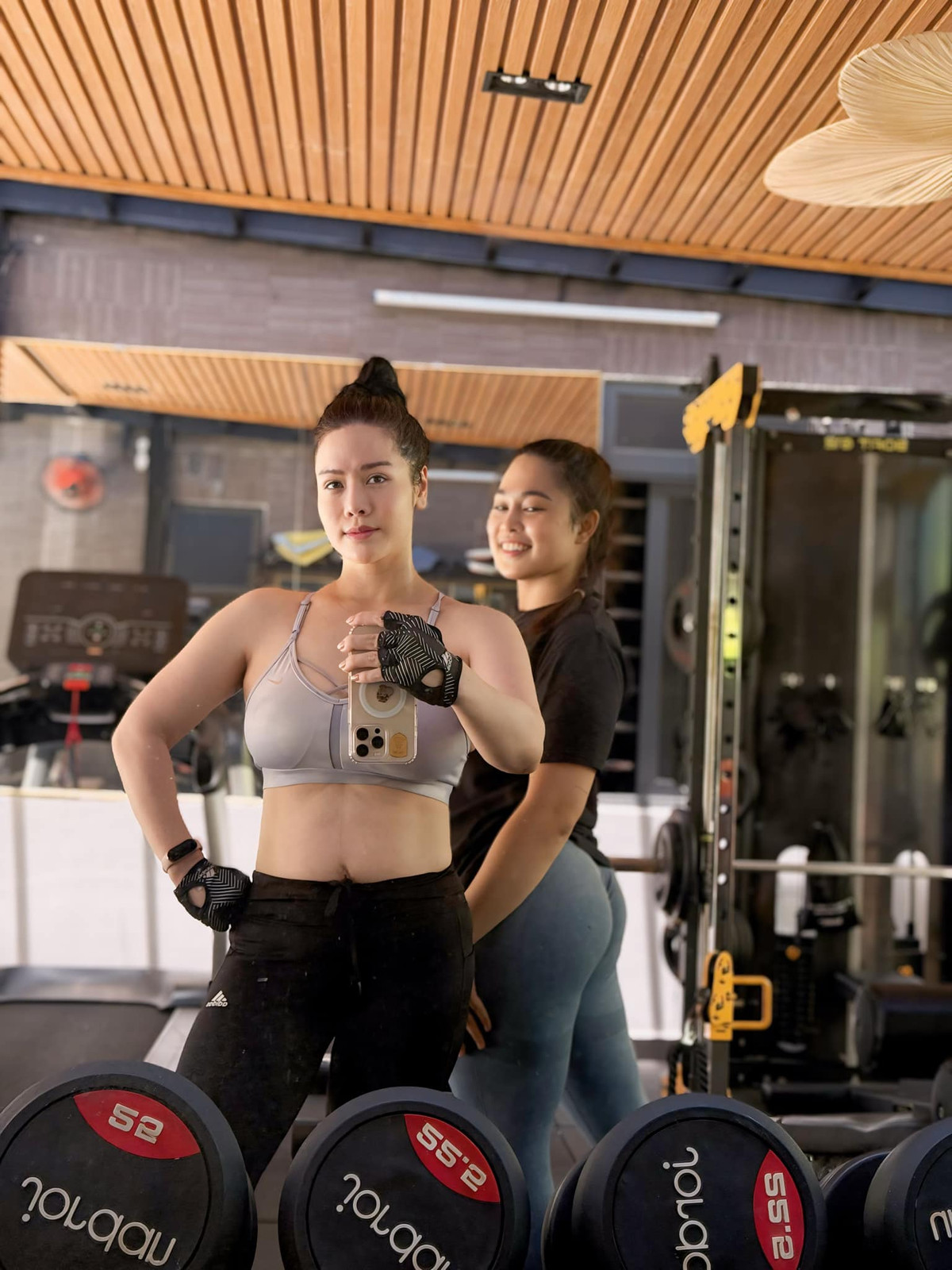 Sau những ngày dưỡng bệnh, ca sĩ - diễn viên Nhật Kim Anh trở lại phòng gym. Cô cho biết còn 5 kg sẽ về lại vóc dáng trước khi sinh con gái. Ảnh: FB Nhật Kim Anh