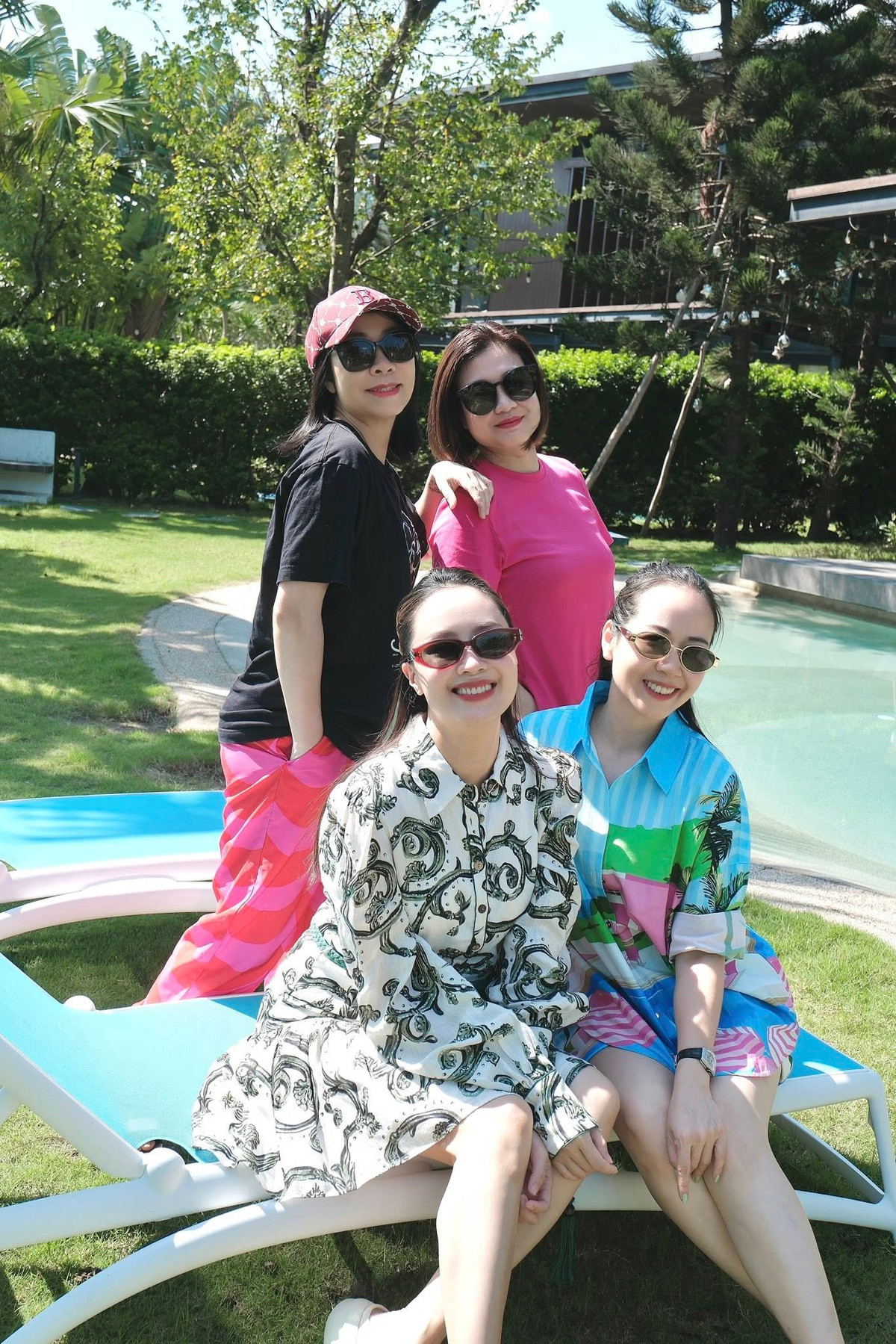 Hồng Diễm vui chơi cùng hội bạn bè. Ảnh: FB Nguyen Hong Diem