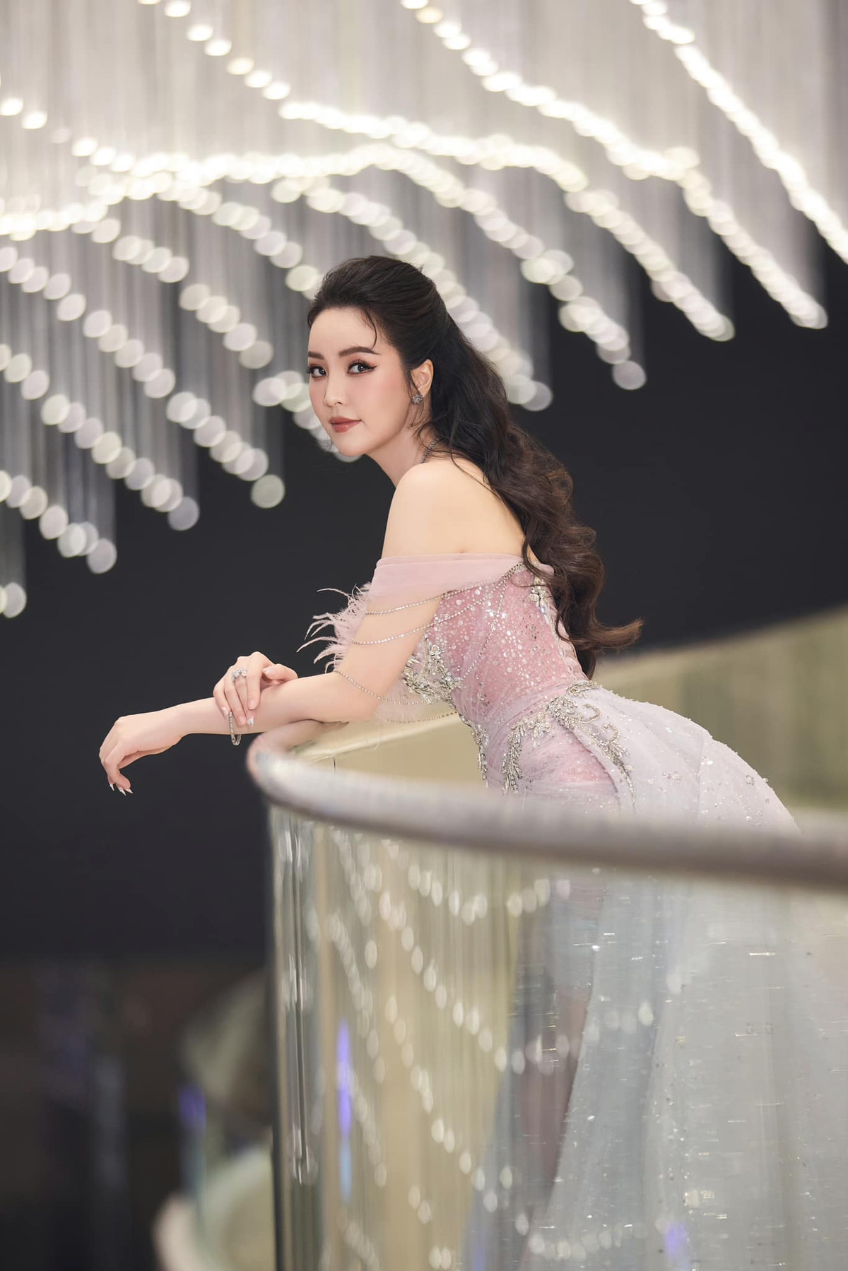 Gương mặt thon gọn, làn da mịn màng và đôi mắt sáng là những điểm nhấn nổi bật trên khuôn mặt của người đẹp. Ảnh: FB Nguyễn Thuỵ Vân