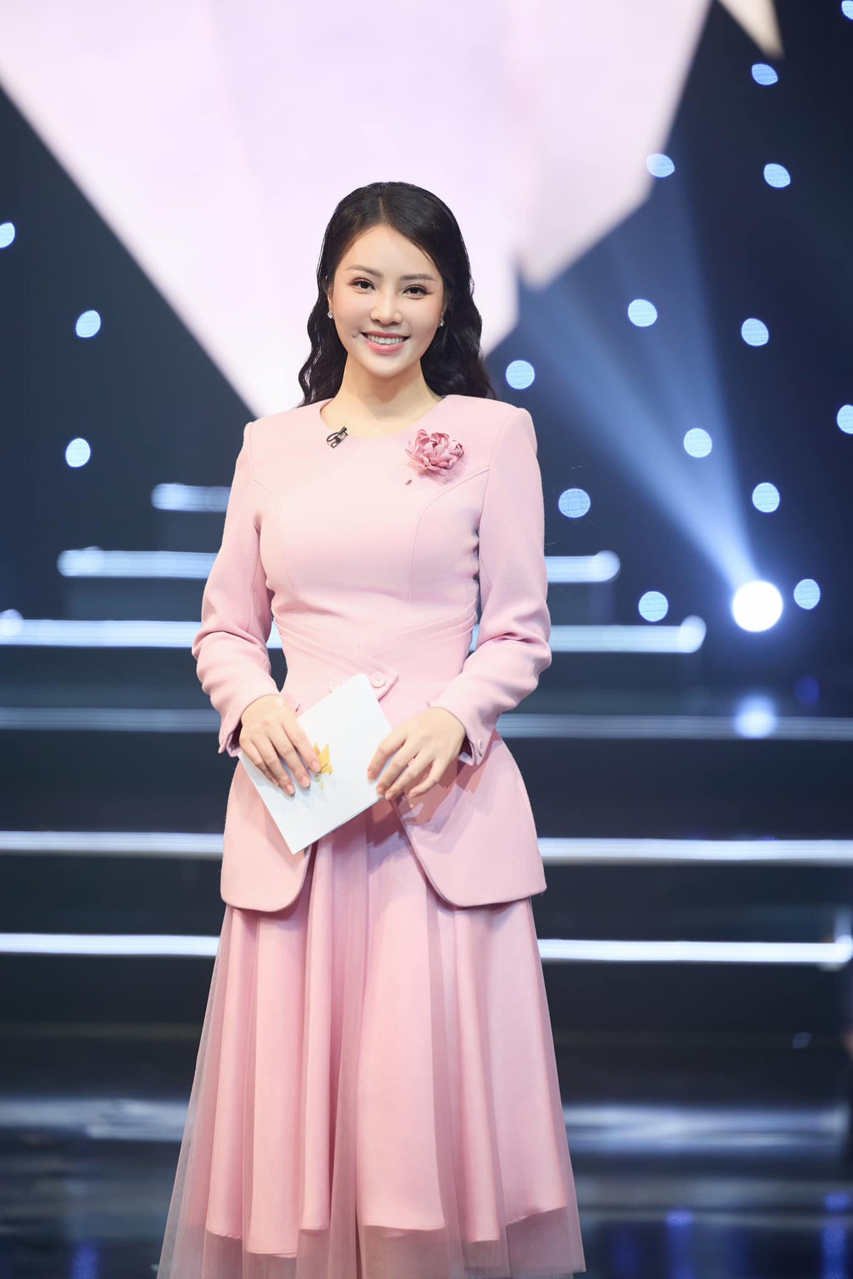 Trước những tin đồn "dao kéo", MC Thuỵ Vân khẳng định gương mặt của cô là nguyên bản. Ảnh: FB Nguyễn Thuỵ Vân