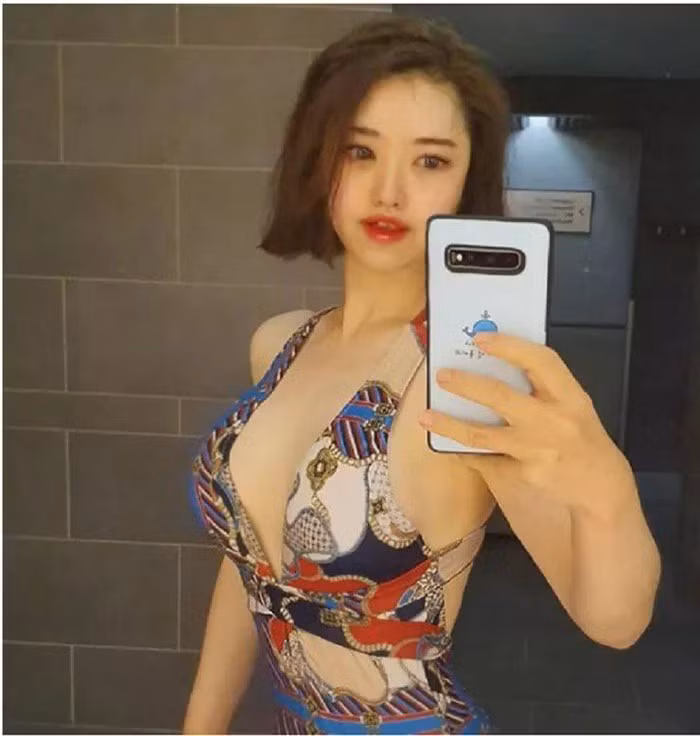 Cô sở hữu gương mặt xinh xắn, nụ cười tươi tắn và vóc dáng cân đối, săn chắc.