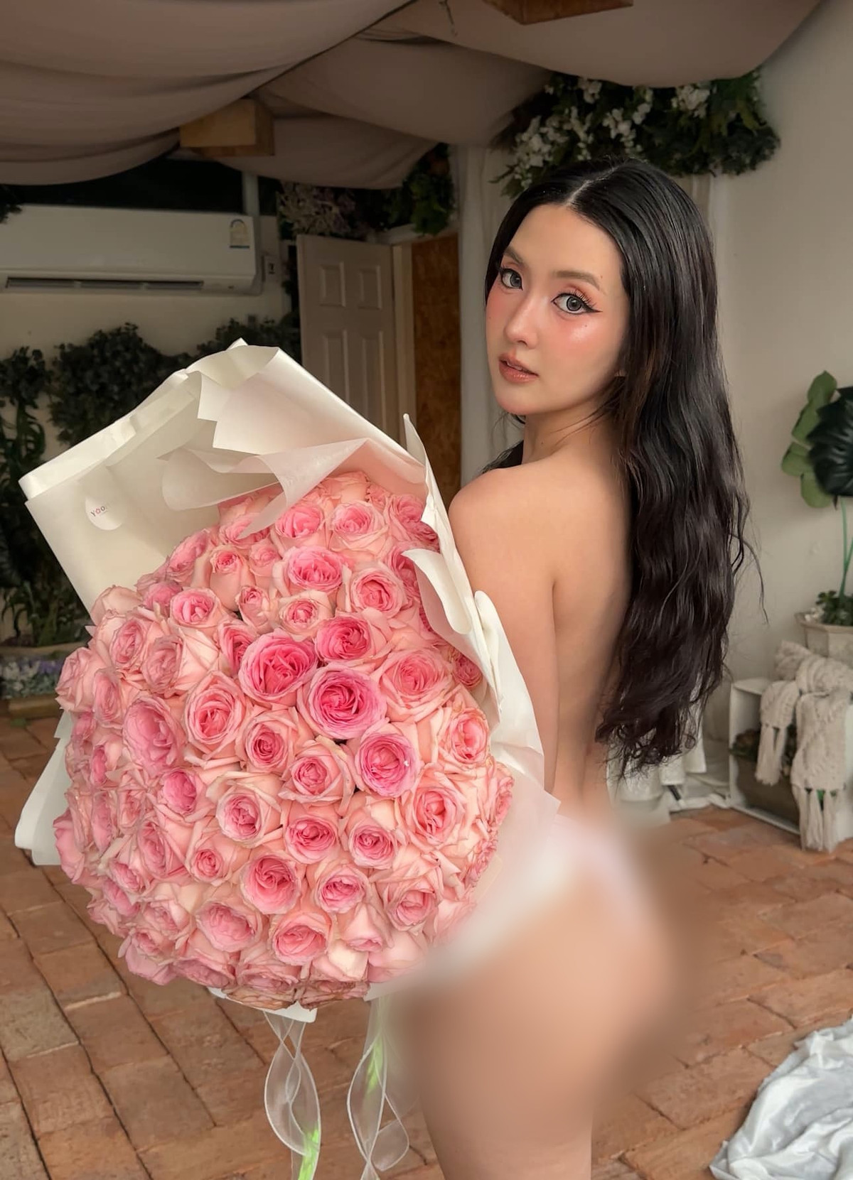 Trong bộ ảnh, Bizcuitbeer diện những bộ nội y mảnh mai, ôm sát cơ thể, tôn lên những đường cong quyến rũ.