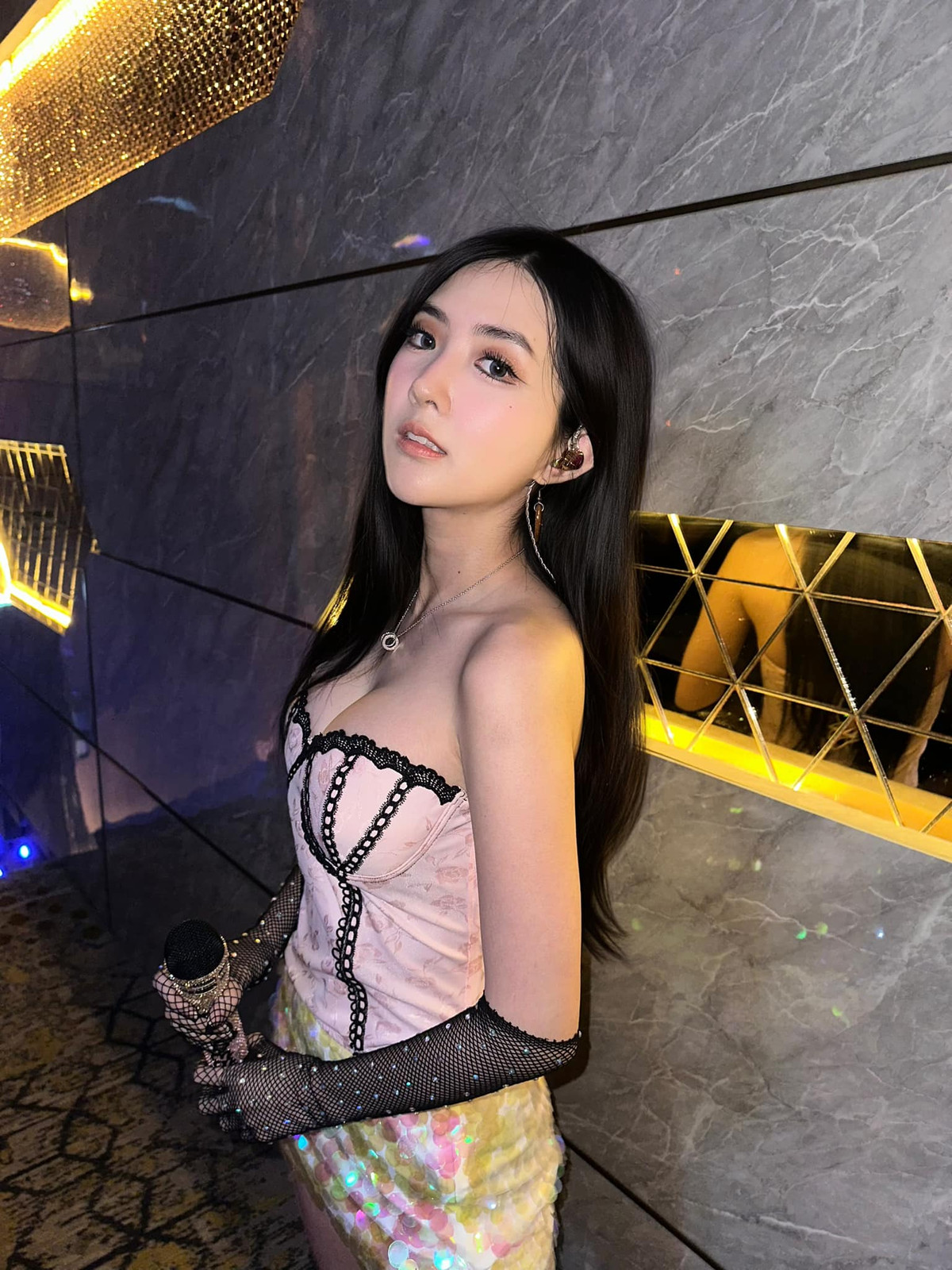 Mỹ nhân Thái Lan nổi tiếng với gương mặt xinh đẹp, vóc dáng gợi cảm và phong cách thời trang táo bạo.