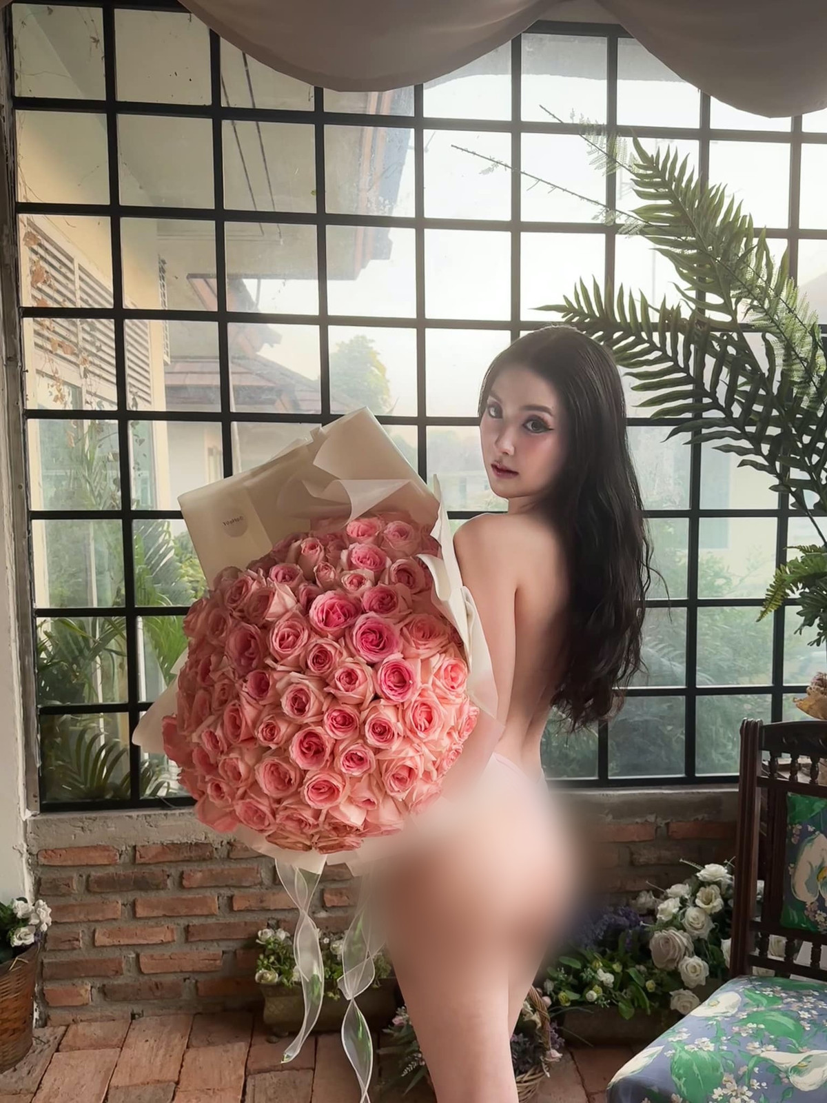 Đặc biệt, vòng 3 trái đào căng tròn của cô nàng trở thành tâm điểm chú ý, khiến người xem không thể rời mắt.