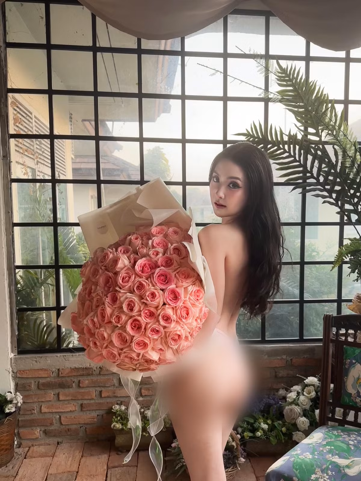 Đặc biệt, vòng 3 trái đào căng tròn của cô nàng trở thành tâm điểm chú ý, khiến người xem không thể rời mắt.