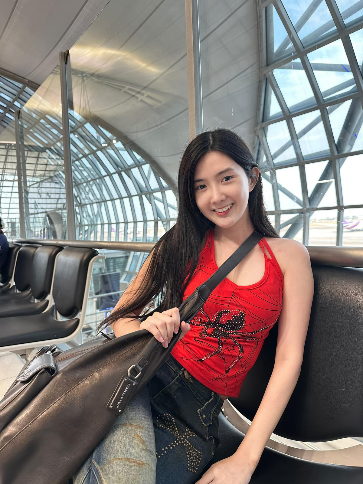 Với vóc dáng gợi cảm, nóng bỏng nhưng gương mặt lại mang vẻ hồn nhiên, ngây thơ, "kẹo ngọt", cùng gu thời trang đa dạng, hiện đại, người đẹp sinh năm 1995 dễ dàng thu hút người đối diện.