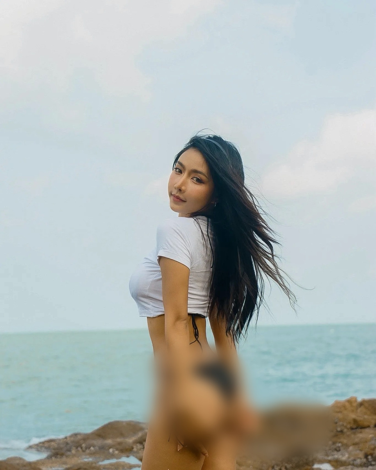 Mỗi lần xuất hiện trên bãi biển, B'Bomb Atomies đều khiến người hâm mộ "đứng ngồi không yên" với những bộ bikini "đốt mắt".