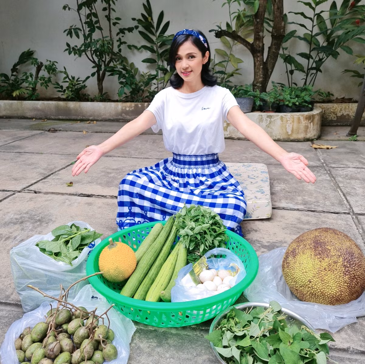 Diễn viên Việt Trinh hàng ngày trồng trọt, chăn nuôi và nấu các món dân dã trong nhà vườn ở Bình Dương. Ảnh: FB Trần Việt Trinh