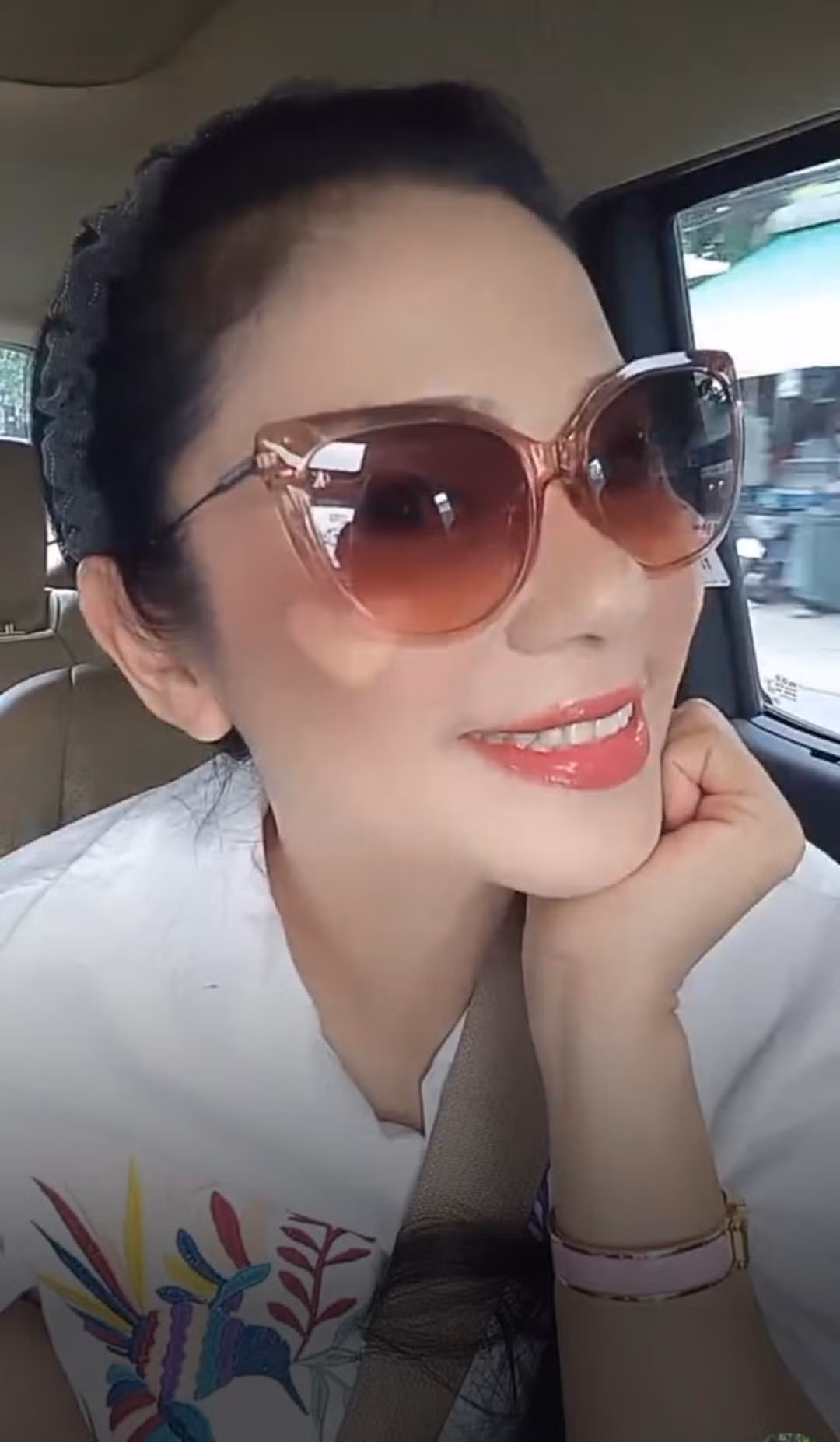 Đến năm 2022, "người đẹp Tây Đô" Việt Trinh tuyên bố giải nghệ sau 30 năm gắn bó nghệ thuật. Ảnh: FB Trần Việt Trinh