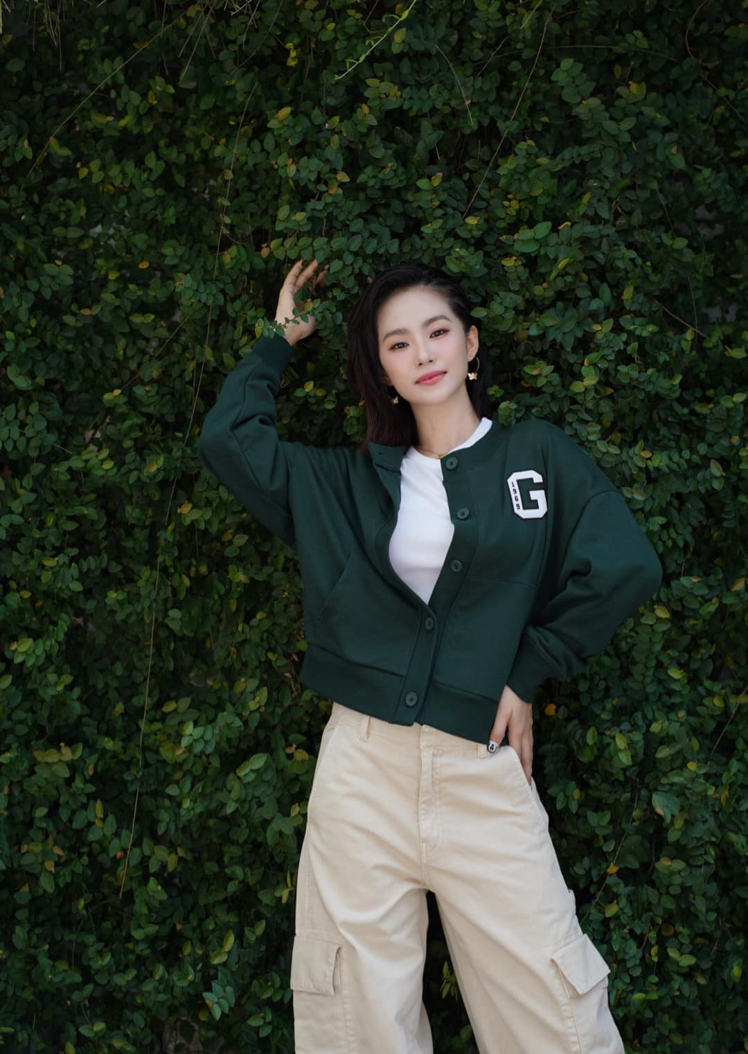 Người đẹp thoải mái diện những kiểu trang phục ôm sát, có những màu sắc khác nhau. Ảnh: FB LuongBichHuu