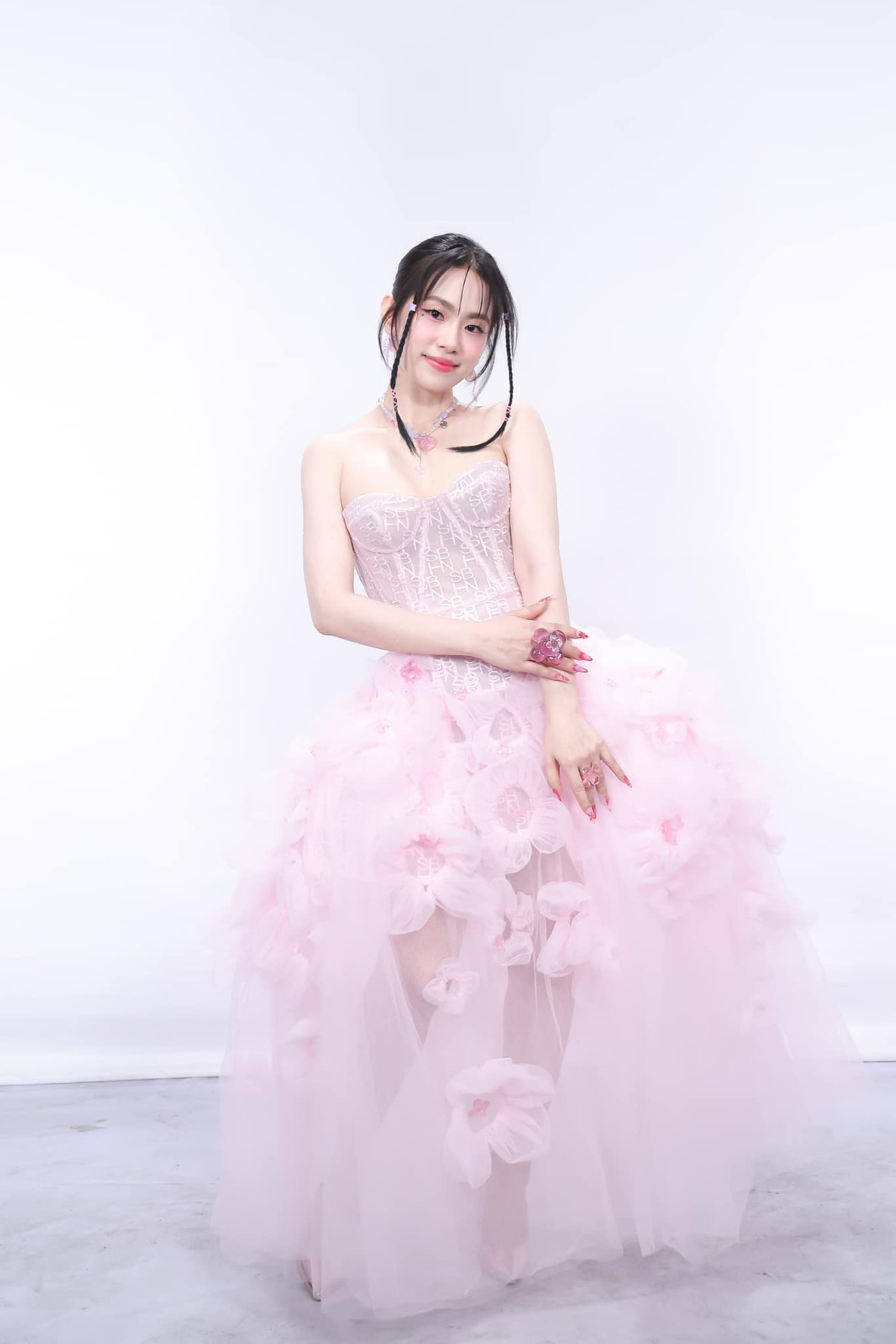 Người đẹp chia sẻ bản thân đã trải qua việc tập luyện nghiêm ngặt, ăn kiêng lành mạnh thông qua việc hạn chế tinh bột và đường, tăng rau xanh... Ảnh: FB LuongBichHuu