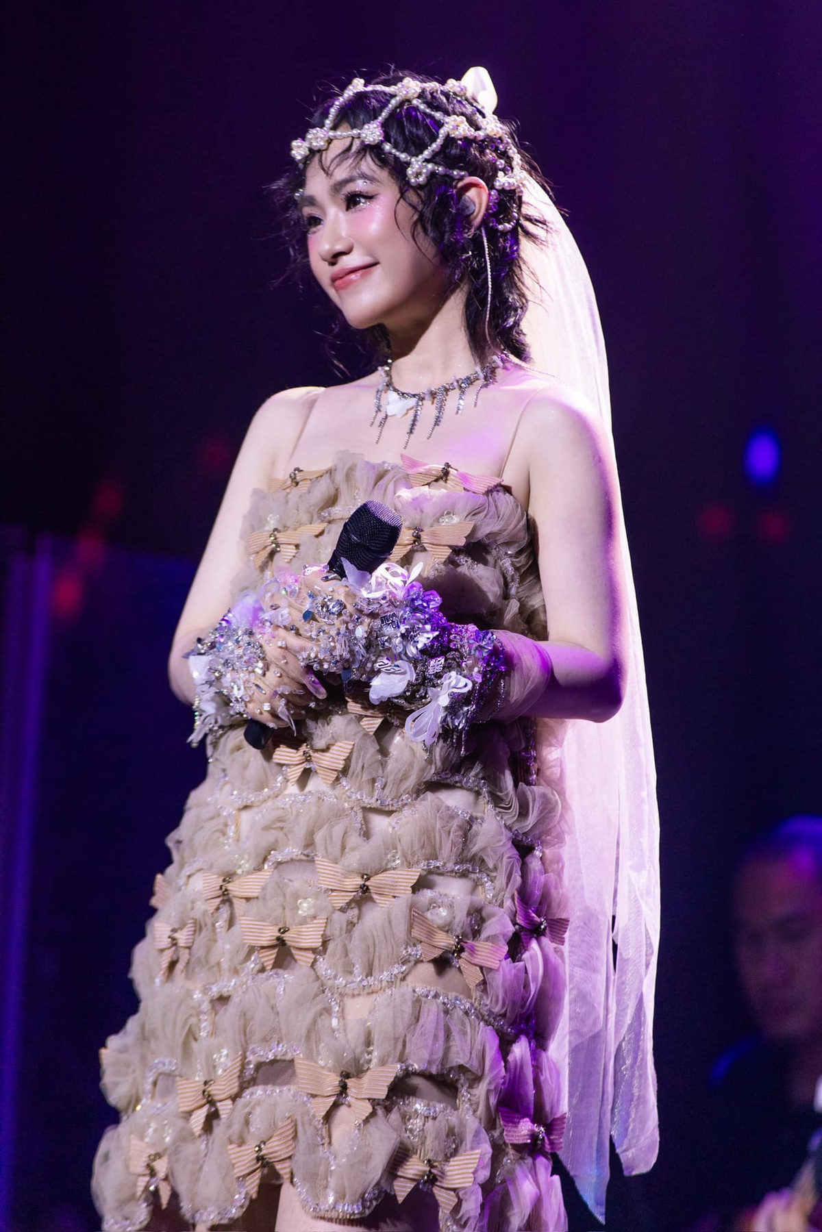 Thời gian gần đây, nữ ca sĩ Lương Bích Hữu khiến công chúng bất ngờ khi liên tục xuất hiện với hình ảnh mới mẻ, trẻ trung, đặc biệt là vóc dáng thon gọn đáng ngưỡng mộ. Ảnh: FB LuongBichHuu