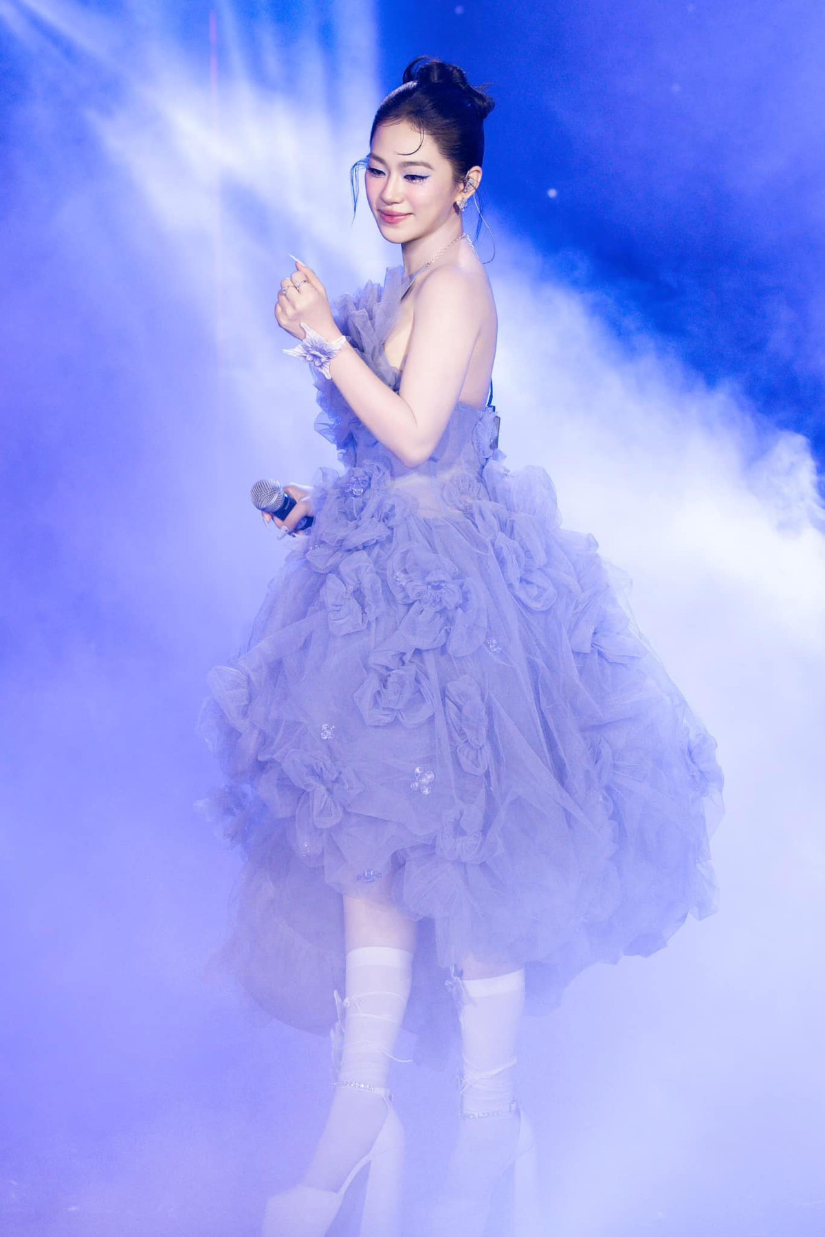 Nhiều người không khỏi bất ngờ trước màn "lột xác" ngoạn mục của nữ ca sĩ. Ảnh: FB LuongBichHuu