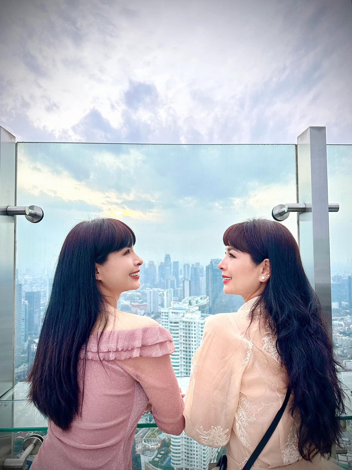 Chị em cựu mẫu Thuý Hằng - Thuý Hạnh đón hoàng hôn trên cao. Ảnh: FB Bui Thuy Hanh