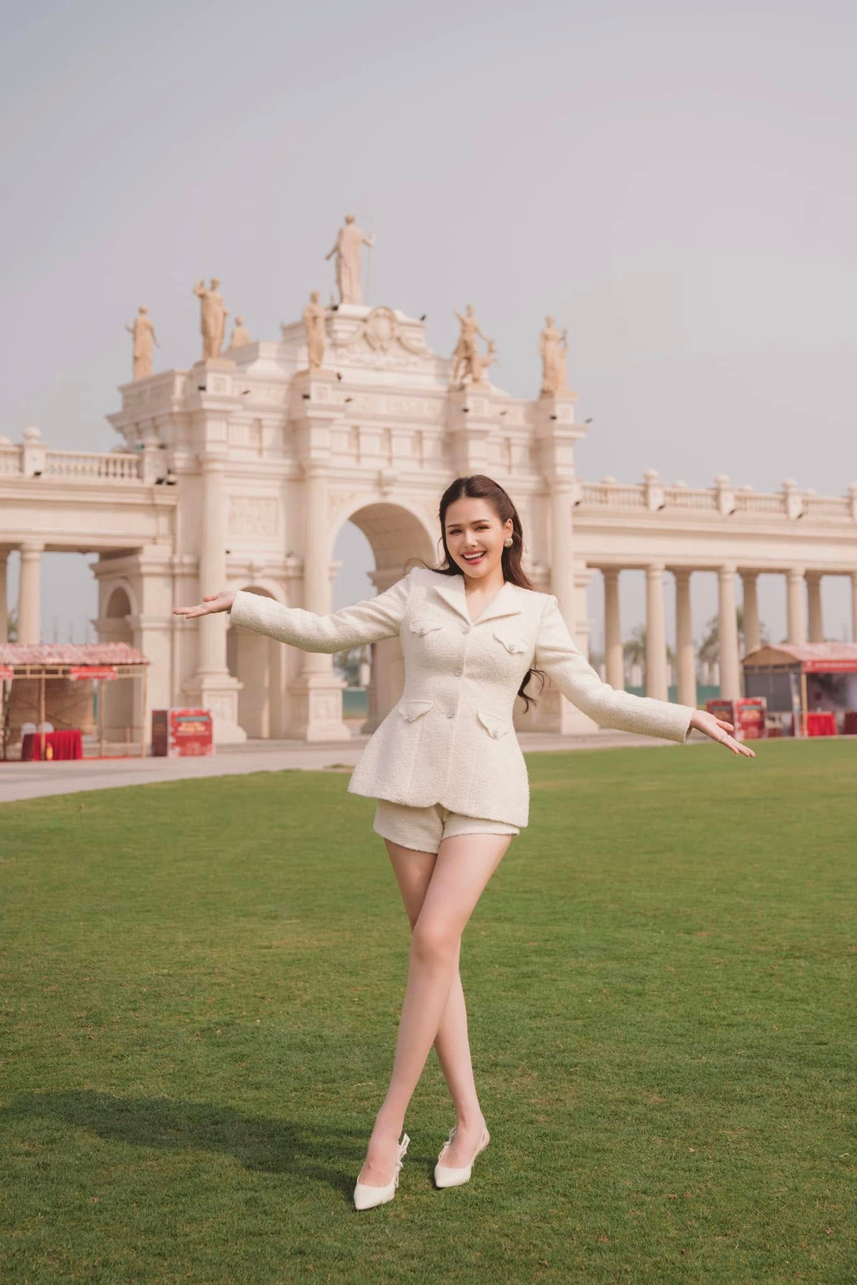 Phanh Lee post dáng nơi sang chảnh, sắc vóc mẹ 2 con gây mê mệt. Ảnh: FB Phương Anh Lê