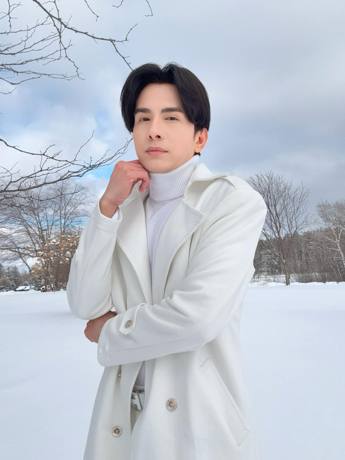 Ca sĩ Đan Trường tạo dáng giữa tuyết trắng ở Mỹ. Ảnh: FB Dan Truong Pham