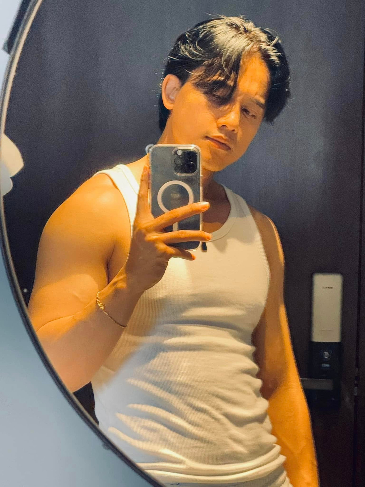 Diễn viên Mai Tài Phến mặc áo thun trắng ôm sát, than vãn tăng cân sau Tết. Ảnh: FB Mai Tai Phen