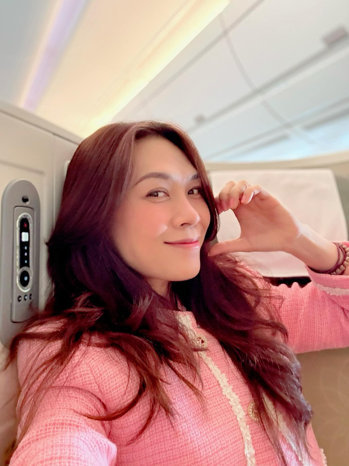 Mỹ Tâm tạo dáng nhí nhảnh trên chuyến bay đi diễn đầu năm mới. Ảnh: FB My Tam