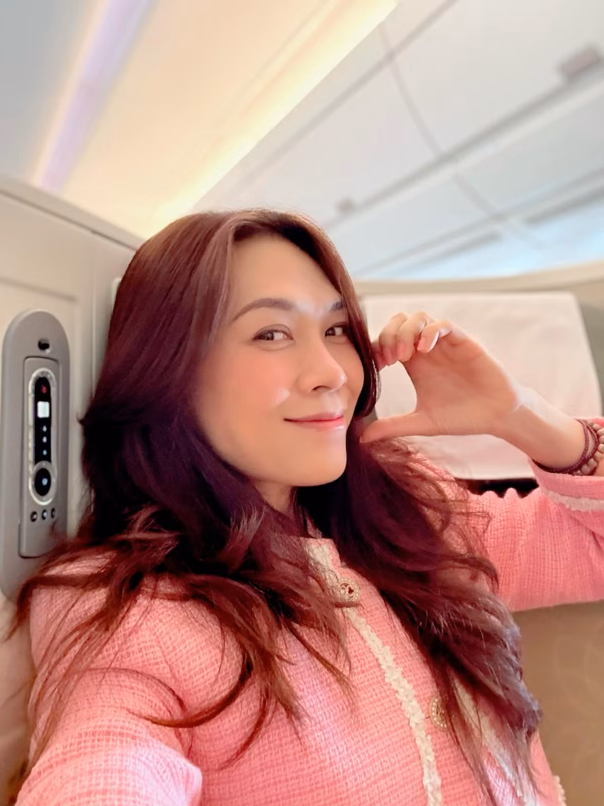 Mỹ Tâm tạo dáng nhí nhảnh trên chuyến bay đi diễn đầu năm mới. Ảnh: FB My Tam