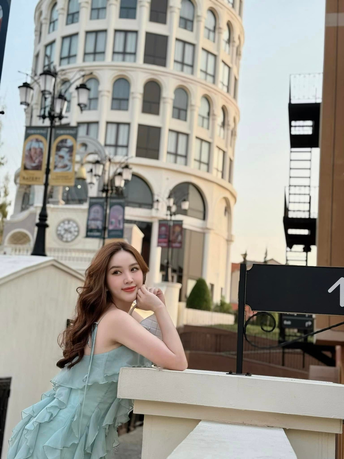 Bảo Thy chụp ảnh tại không gian tuyệt đẹp ở Bangkok, Thái Lan. Ảnh: FB Bảo Thy