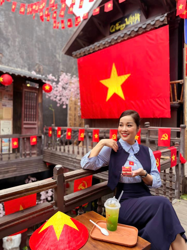 MC Minh Hương chụp ảnh với cờ đỏ sao vàng. Ảnh: FB Le Minh Huong