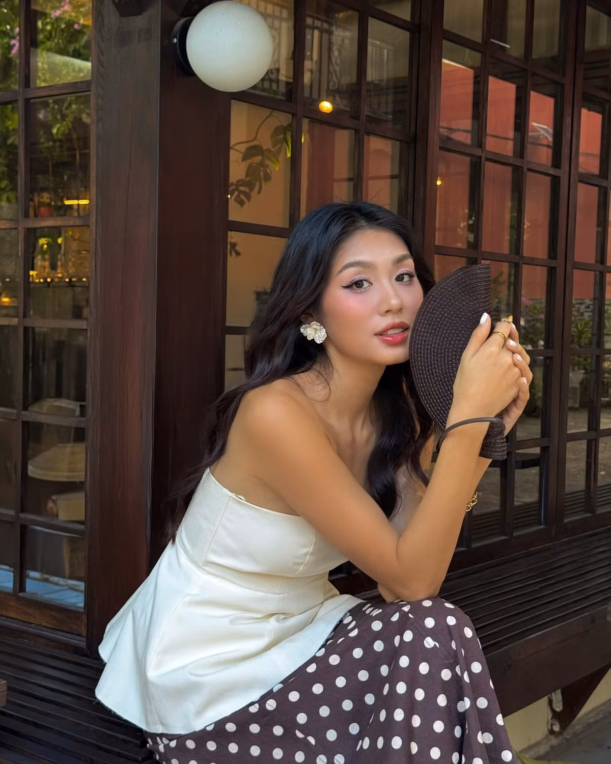 Á hậu Thảo Nhi Lê diện áo quây ngực khoe bờ vai thon gầy. Ảnh: FB Thảo Nhi Lê