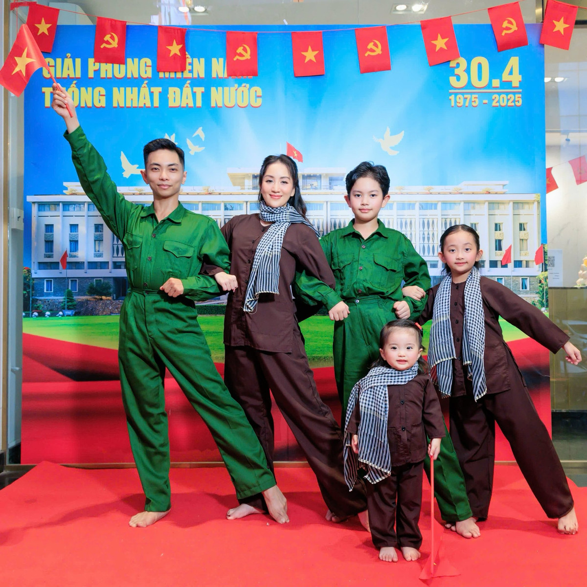 Trong không khí cả nước hướng về lễ kỷ niệm 50 năm Ngày Giải phóng Miền Nam, thống nhất đất nước, nhà Khánh Thi - Phan Hiển cũng quyết định thực hiện bộ ảnh đẹp hướng về đại lễ. Ảnh: FB Nguyen Khanh Thi