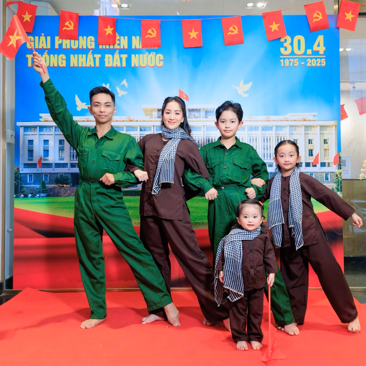 Trong không khí cả nước hướng về lễ kỷ niệm 50 năm Ngày Giải phóng Miền Nam, thống nhất đất nước, nhà Khánh Thi - Phan Hiển cũng quyết định thực hiện bộ ảnh đẹp hướng về đại lễ. Ảnh: FB Nguyen Khanh Thi