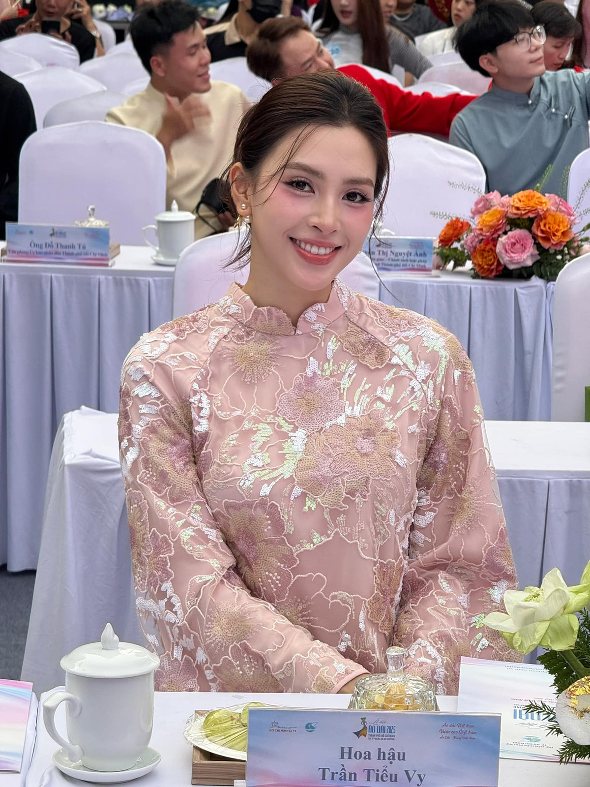 Hoa hậu Tiểu Vy làm BGK Vòng Chung kết Cuộc thi Duyên dáng Áo dài Thành phố Hồ Chí Minh lần thứ 11 năm 2025. Ảnh: FB Trần Tiểu Vy