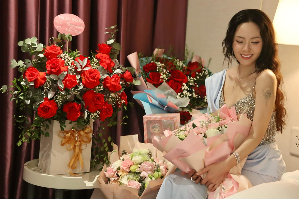 Ca sĩ Phương Linh khoe quà fans tặng. Ảnh: FB Phương Linh Trần